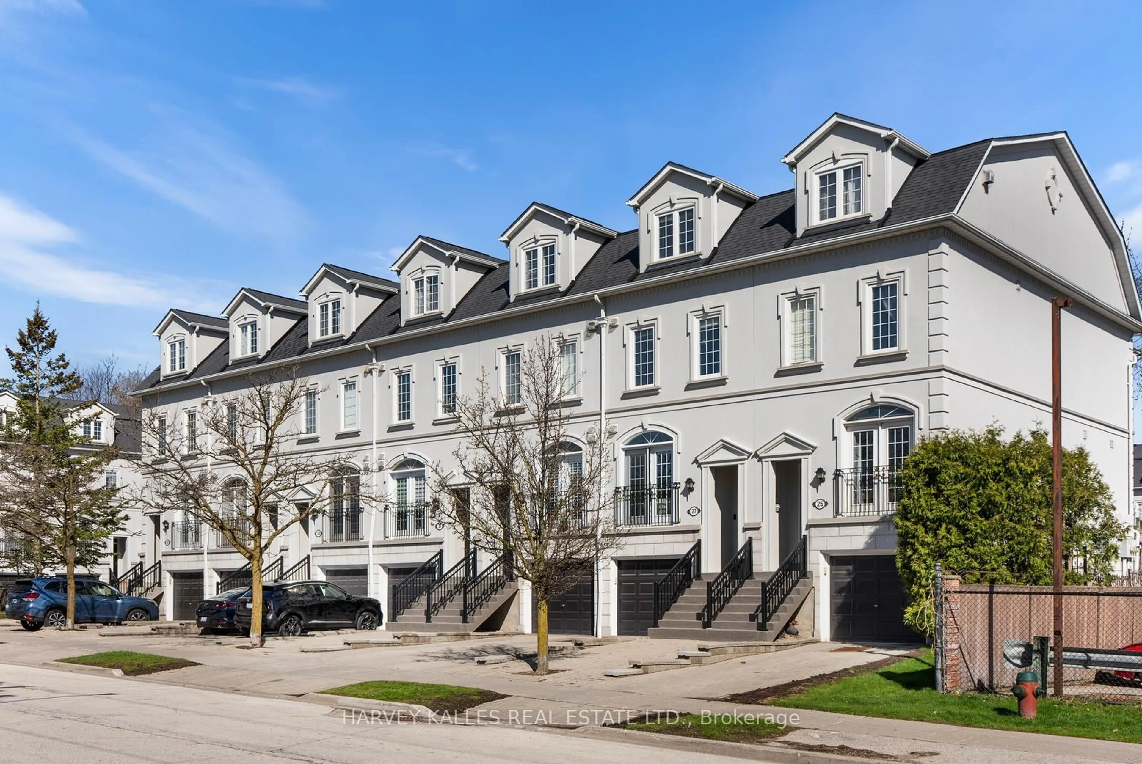 A pic from outside/outdoor area/front of a property/back of a property/a pic from drone, street for 27 Benson Ave, Richmond Hill Ontario L4C 4E5