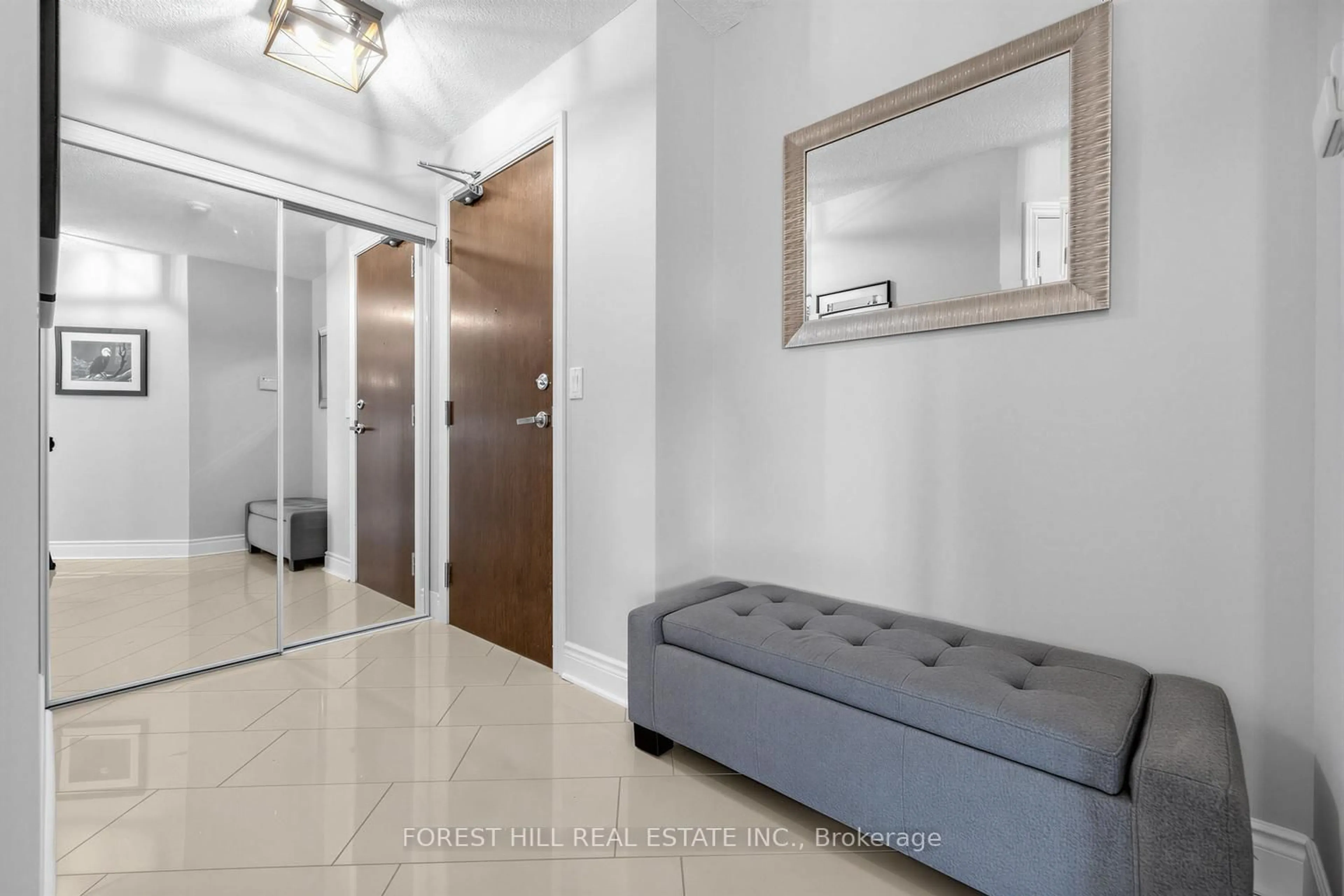 Indoor entryway for 7 North Park Rd #511, Vaughan Ontario L4J 0C9