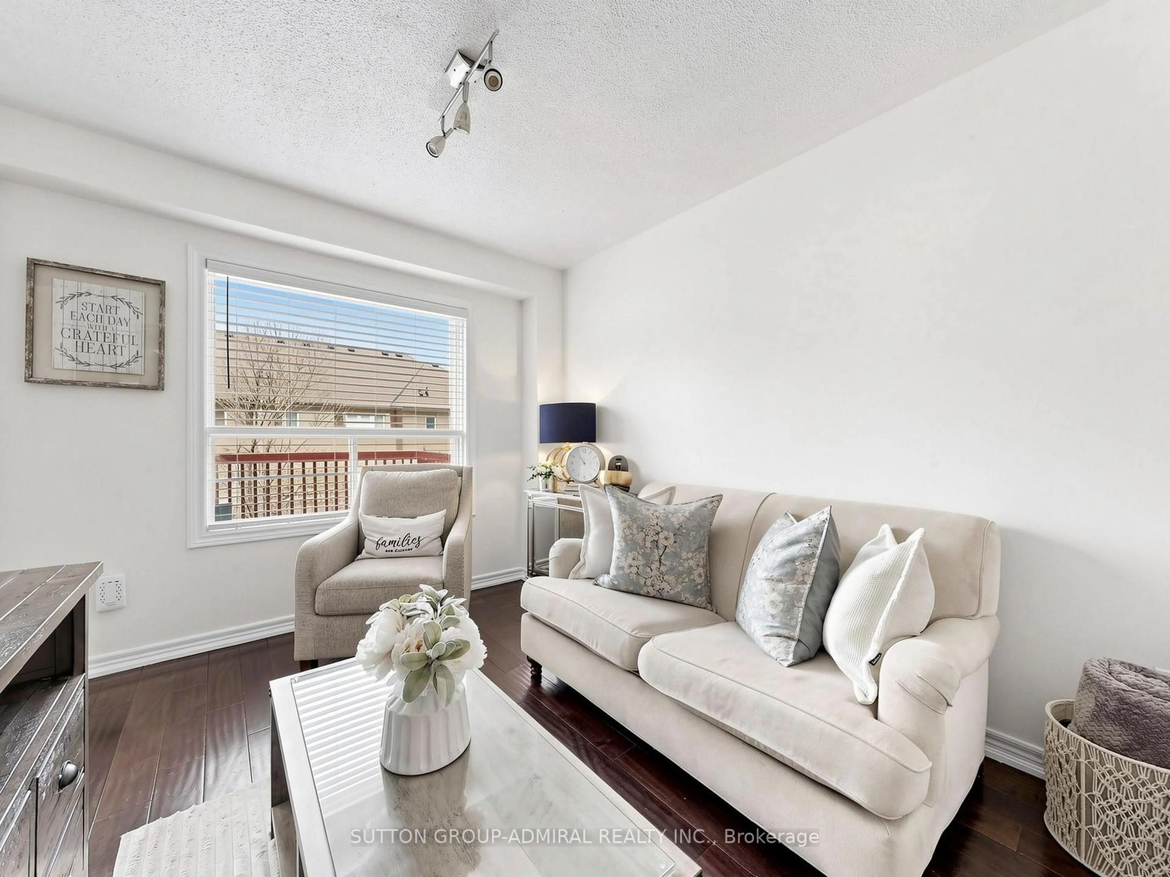 Living room with furniture, wood/laminate floor for 20 Breeze Dr, Bradford West Gwillimbury Ontario L3Z 3A7