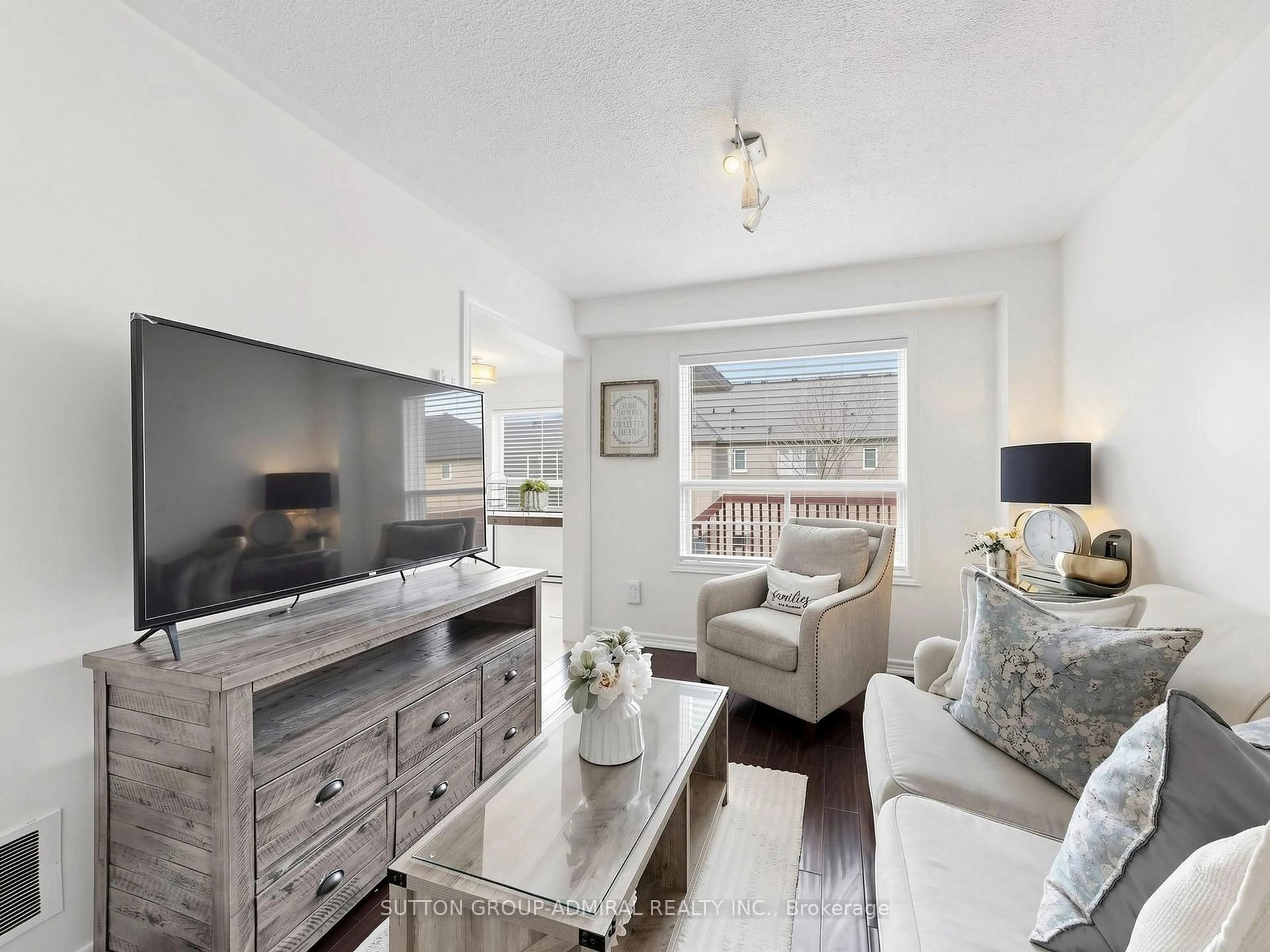 Living room with furniture, wood/laminate floor for 20 Breeze Dr, Bradford West Gwillimbury Ontario L3Z 3A7