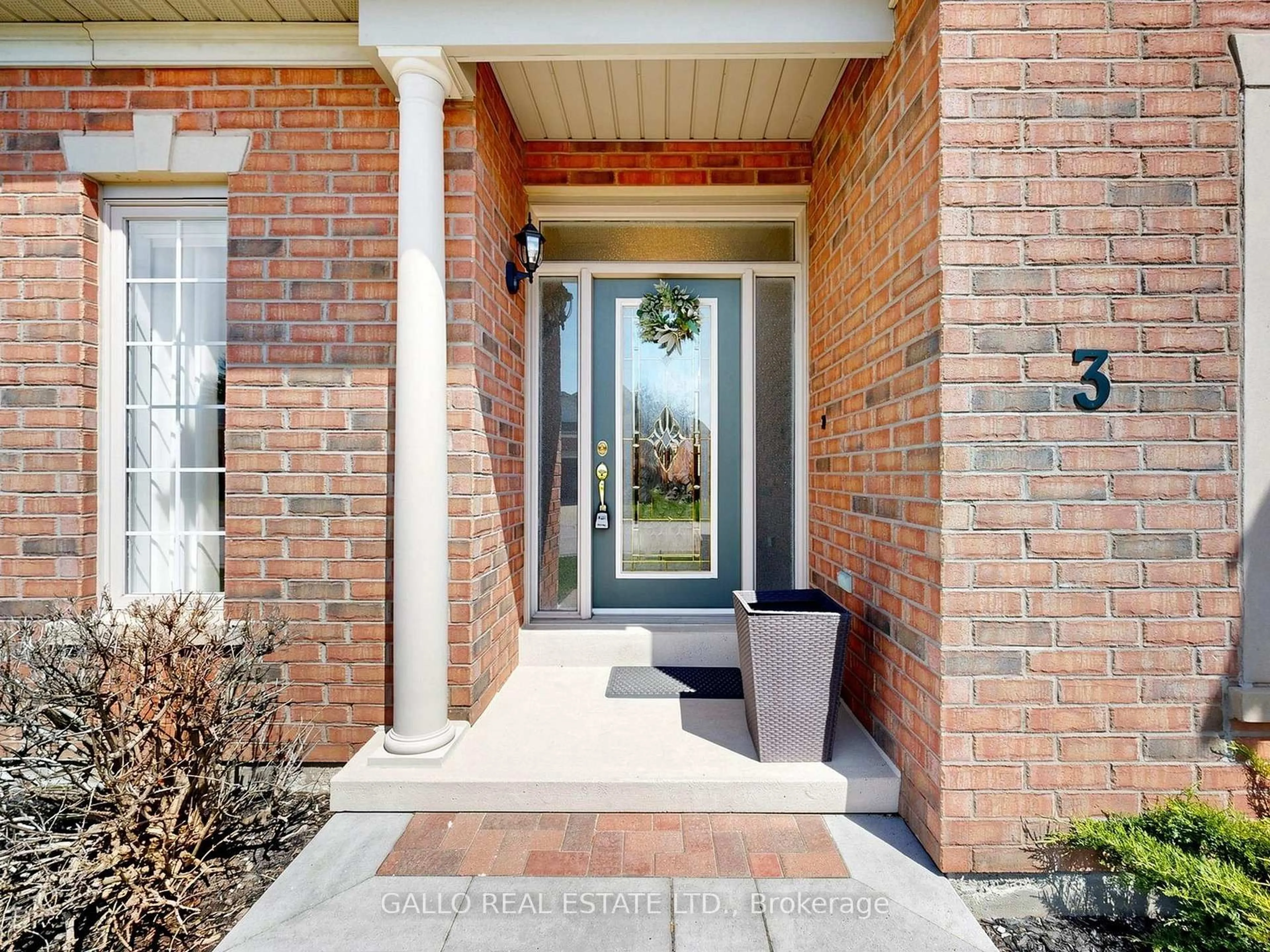 Indoor entryway for 3 Ben's Reign #213, Whitchurch-Stouffville Ontario L4A 1M2