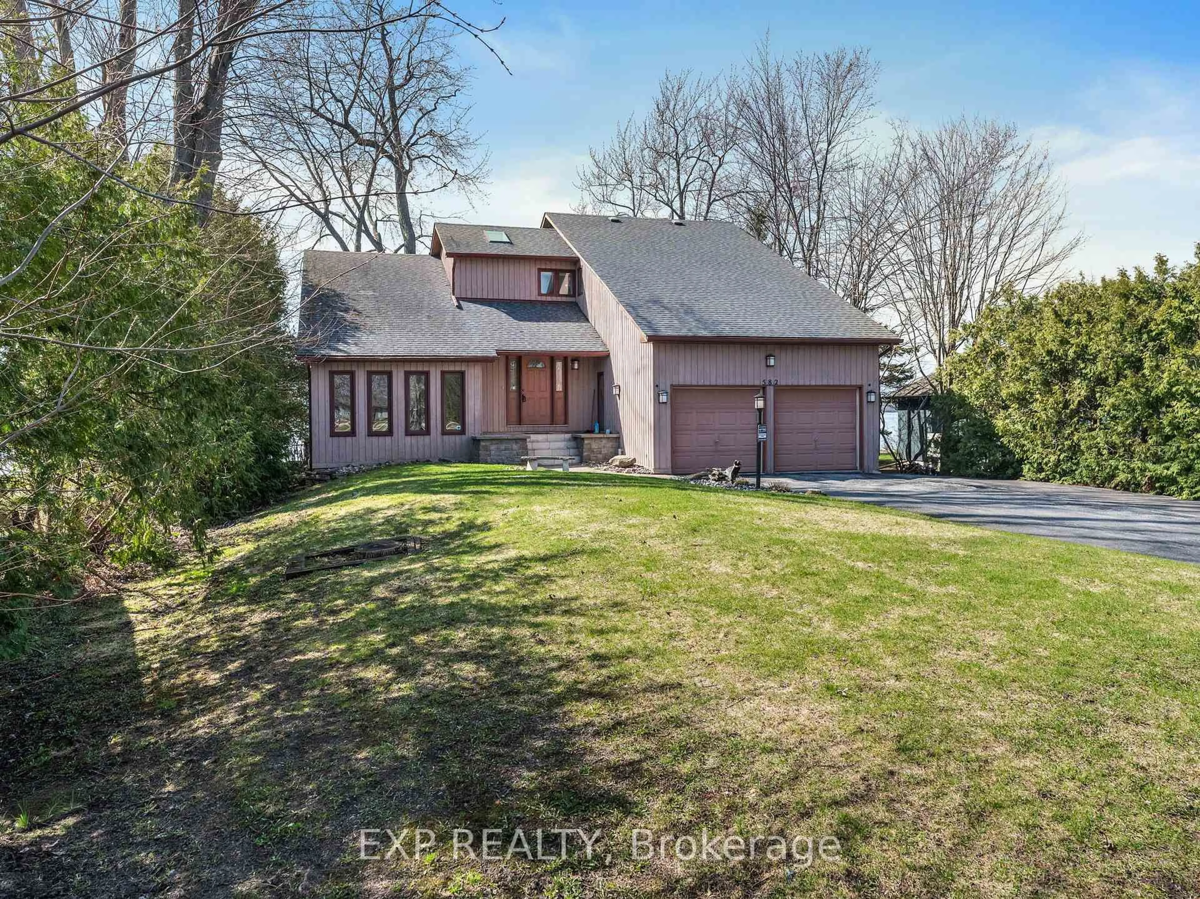 A pic from outside/outdoor area/front of a property/back of a property/a pic from drone, street for 582 Duclos Point Rd, Georgina Ontario L0E 1N0