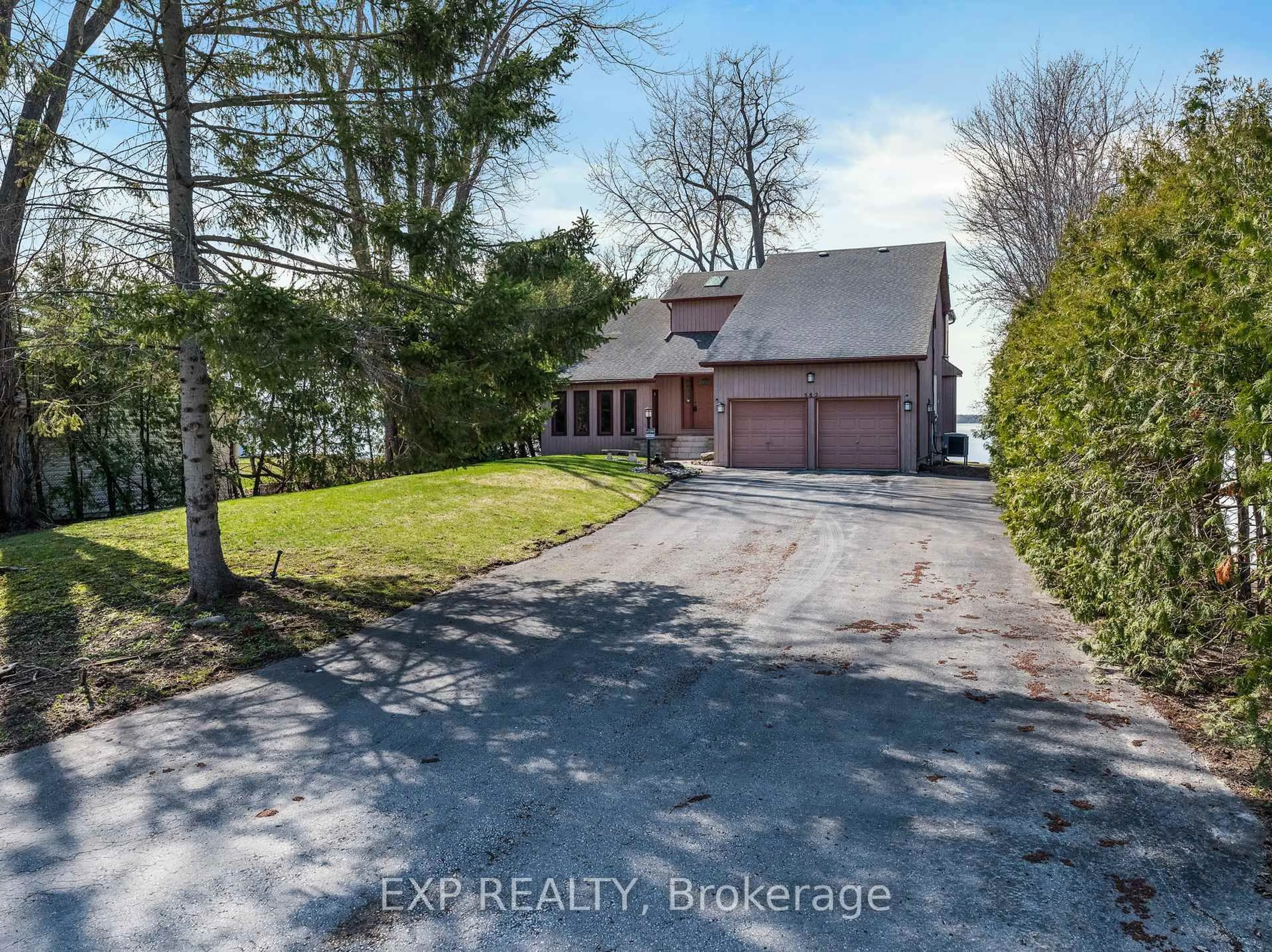 A pic from outside/outdoor area/front of a property/back of a property/a pic from drone, street for 582 Duclos Point Rd, Georgina Ontario L0E 1N0