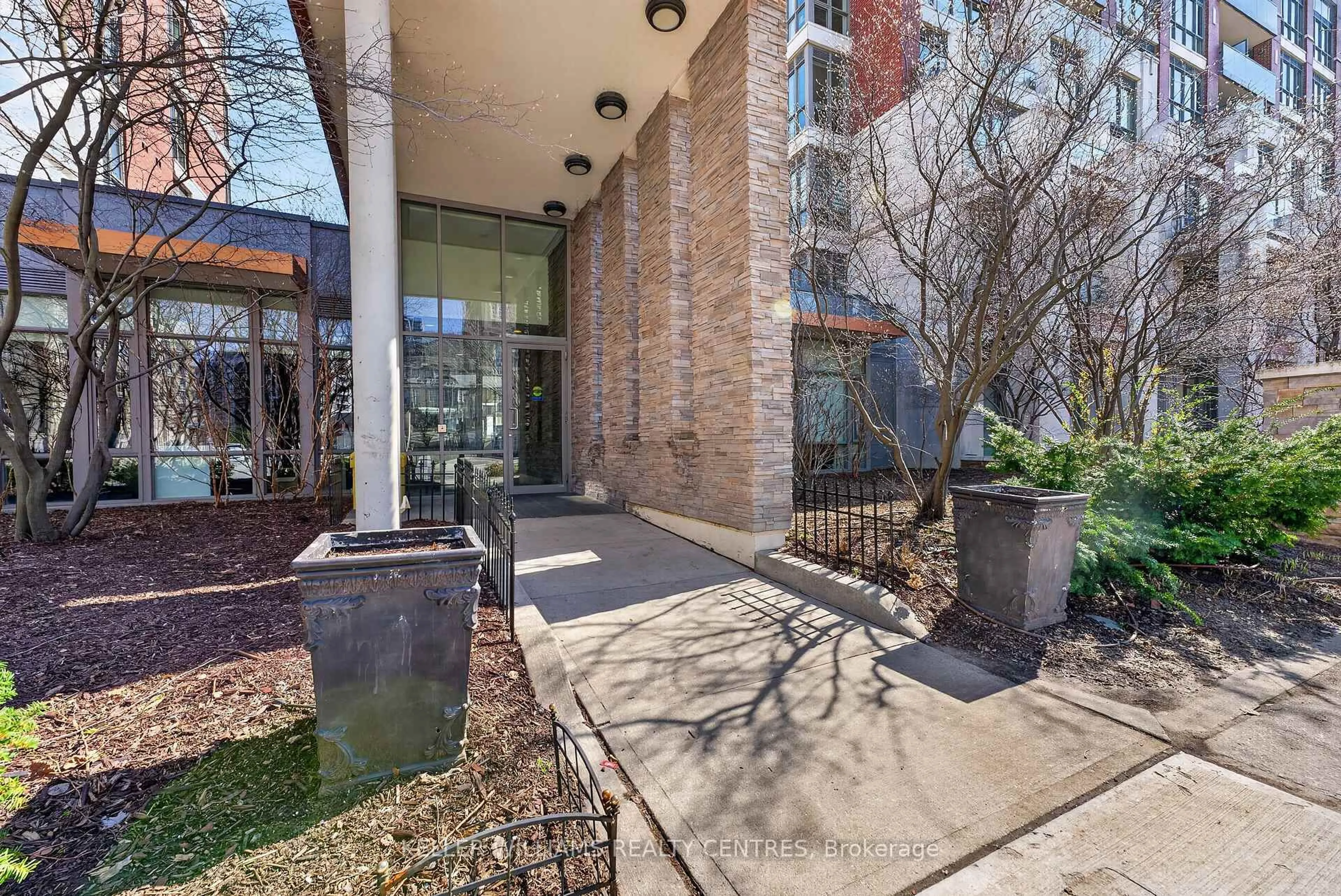 Indoor foyer for 57 Upper Duke Cres #304, Markham Ontario L6G 0B9