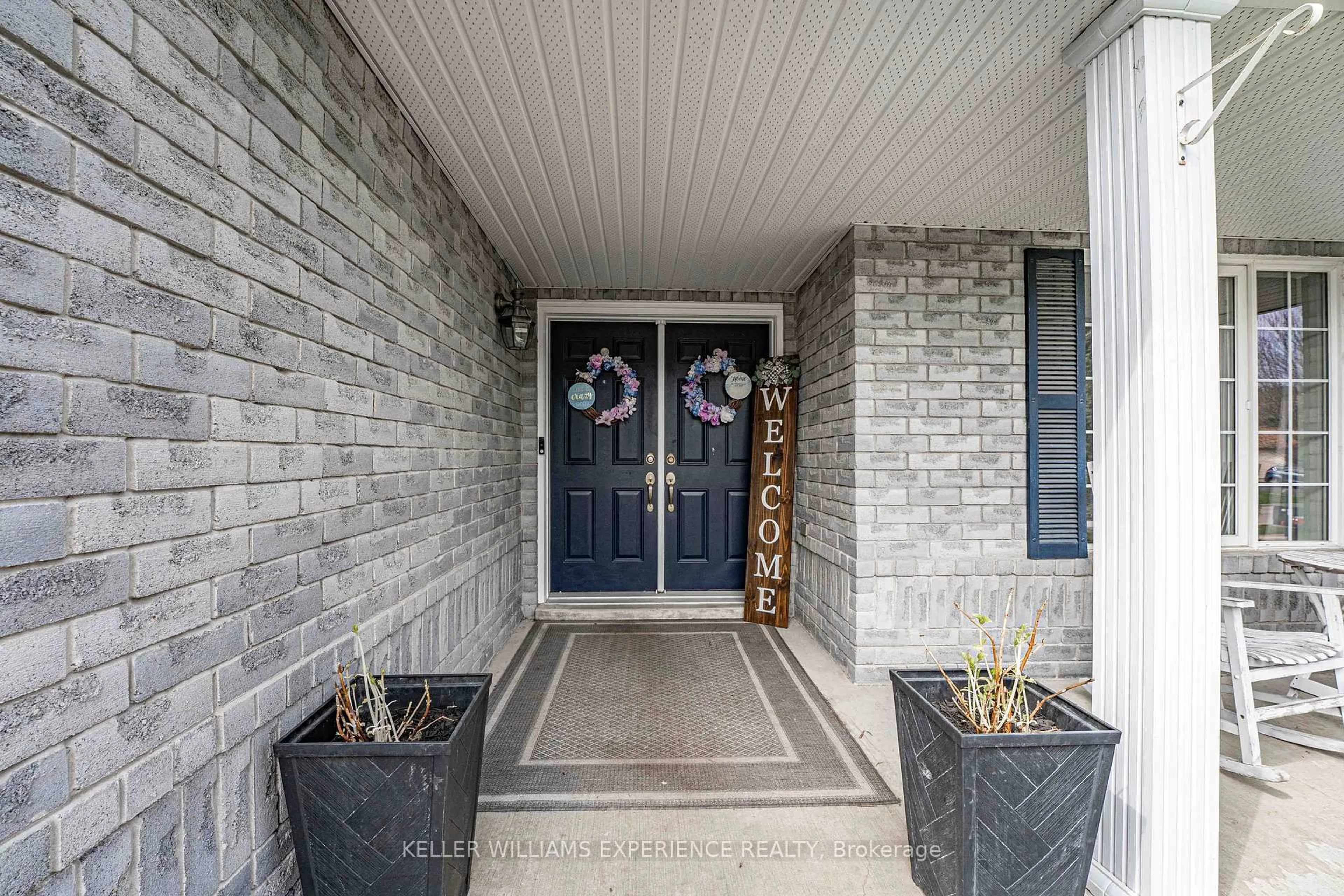 Indoor entryway for 39 Stonemount Cres, Essa Ontario L3W 0C5
