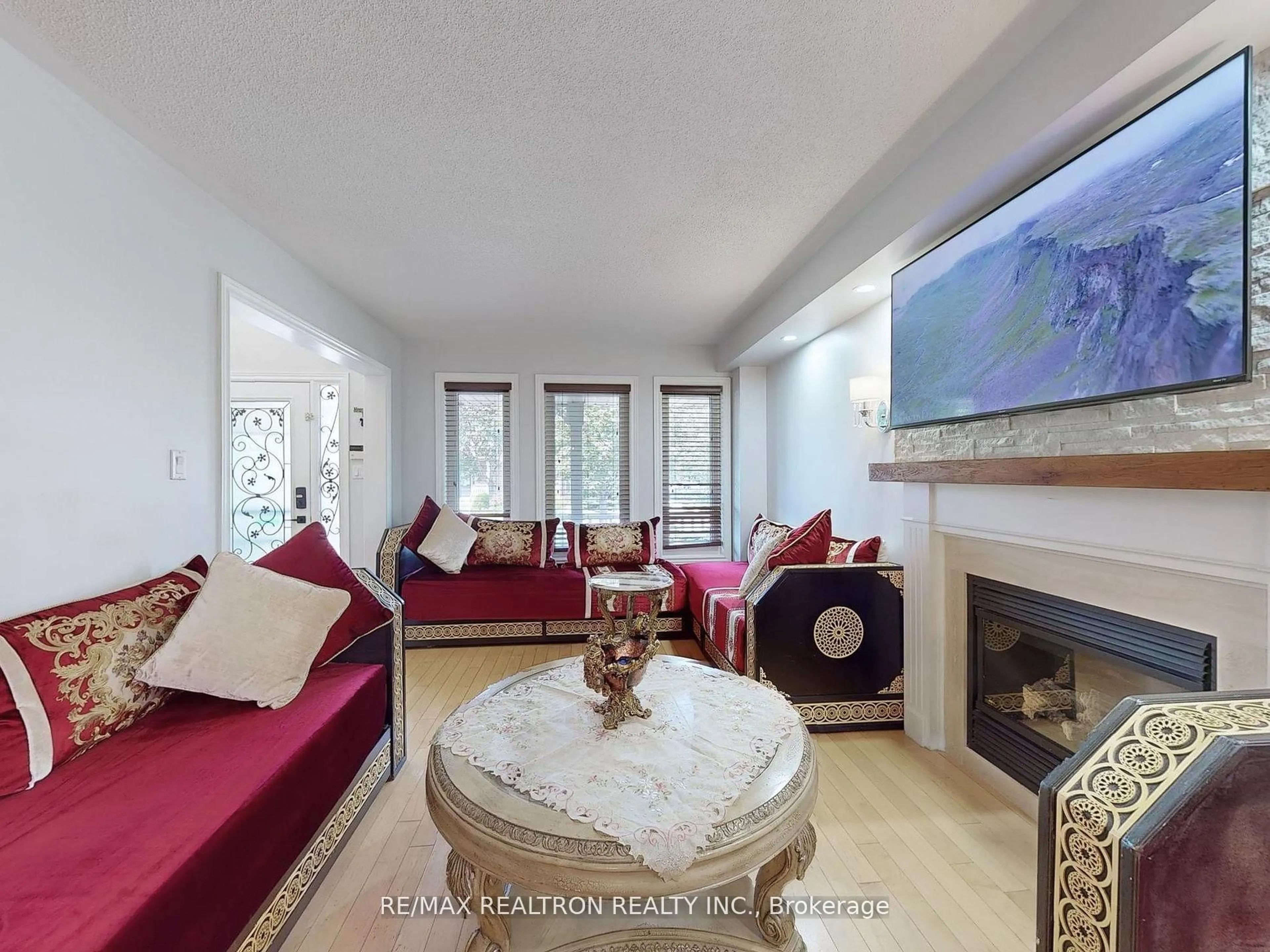 Living room with furniture, unknown for 21 Watkins Glen Cres, Aurora Ontario L4G 7P3