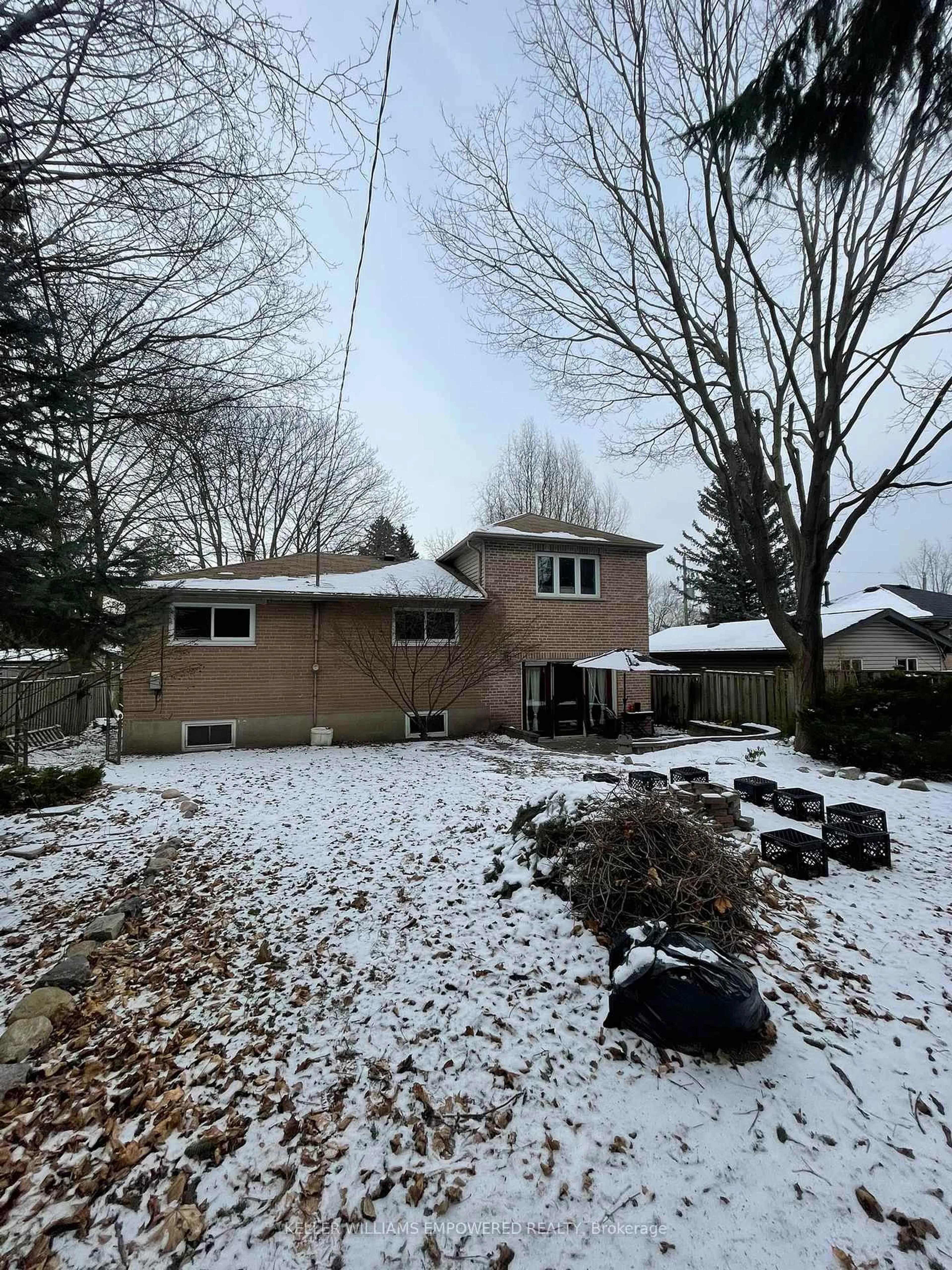 A pic from outside/outdoor area/front of a property/back of a property/a pic from drone, street for 28 Foreht Cres, Aurora Ontario L4G 3E8