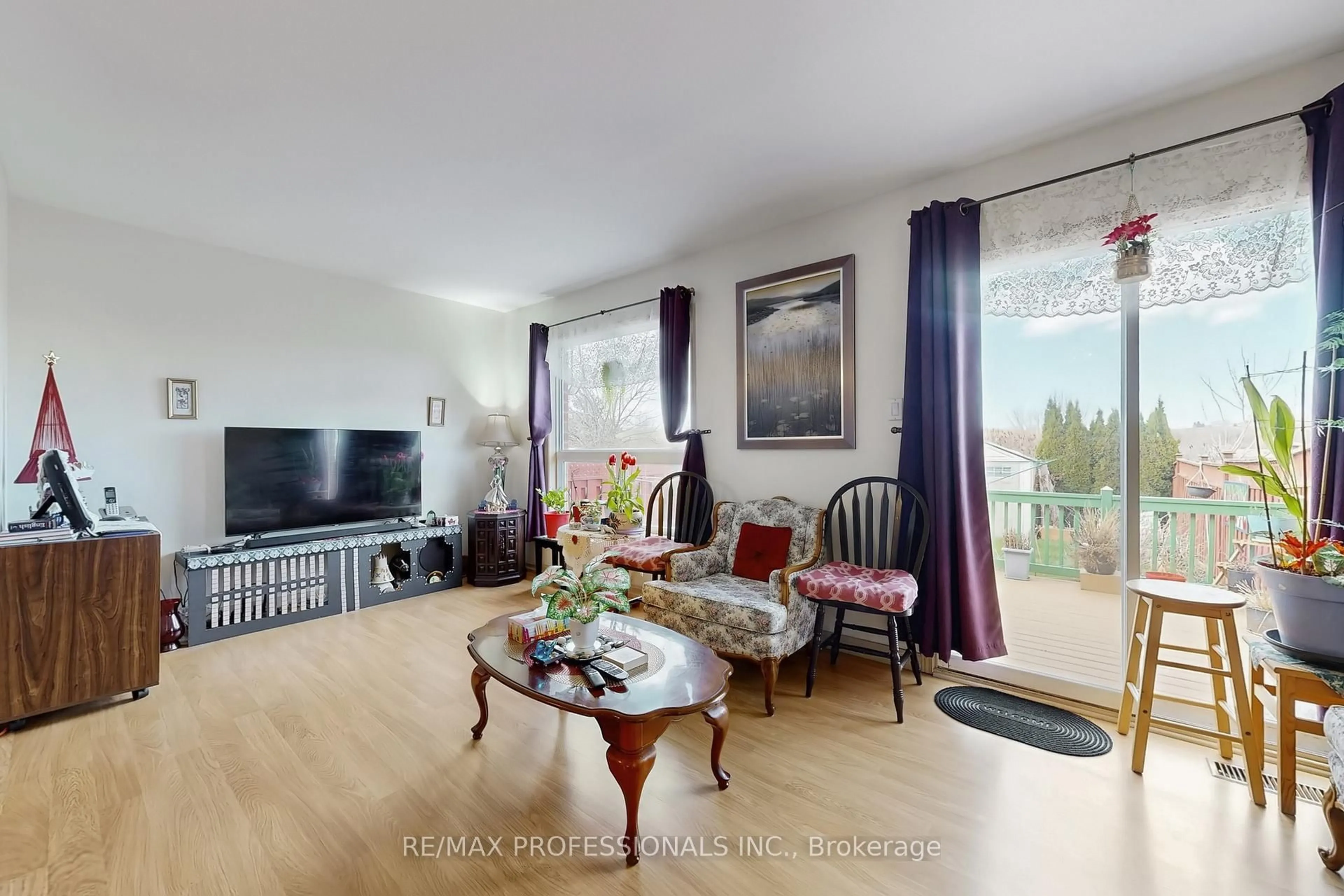 Living room with furniture, unknown for 44 Shephard Ave, New Tecumseth Ontario L9R 2E8