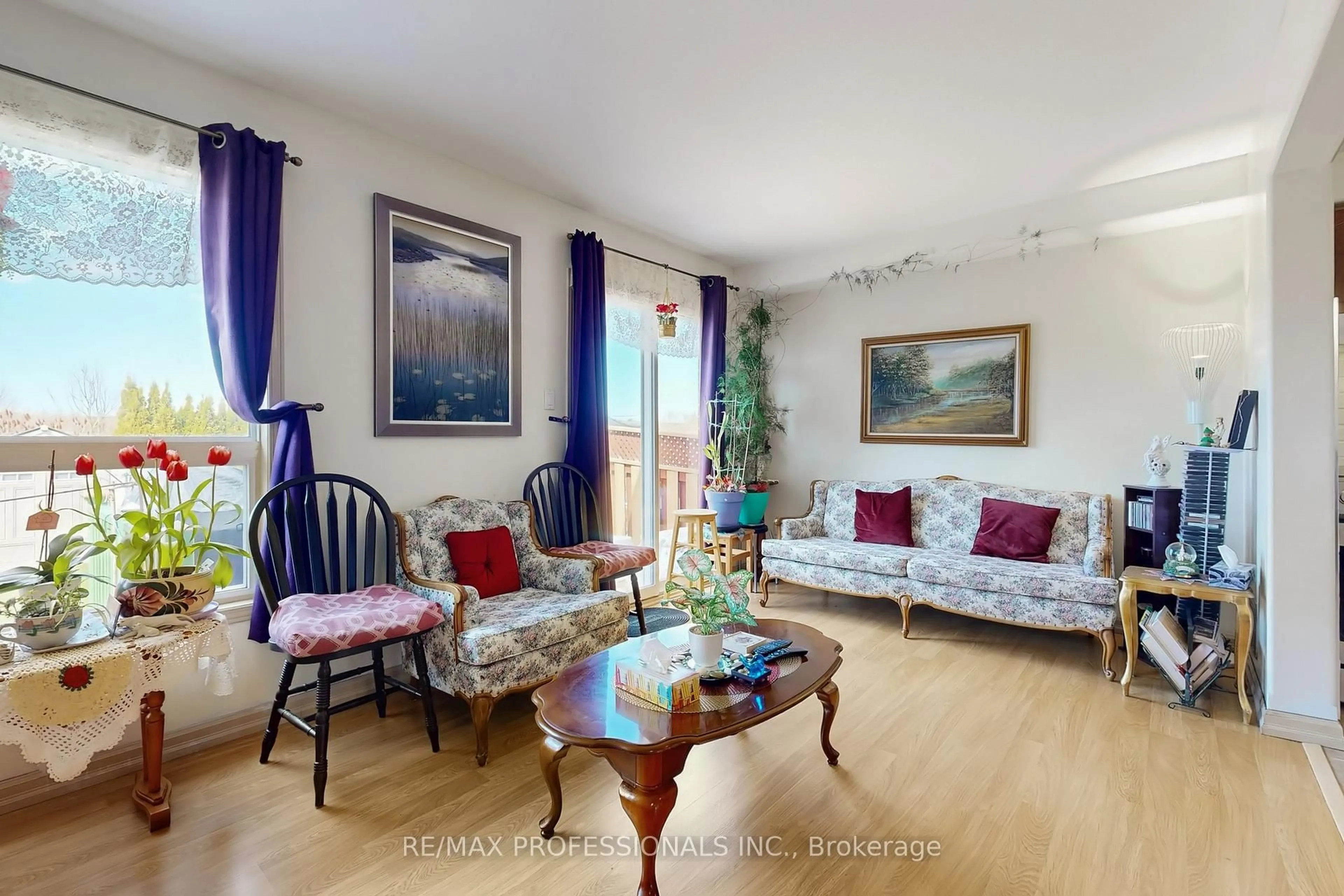 Living room with furniture, unknown for 44 Shephard Ave, New Tecumseth Ontario L9R 2E8