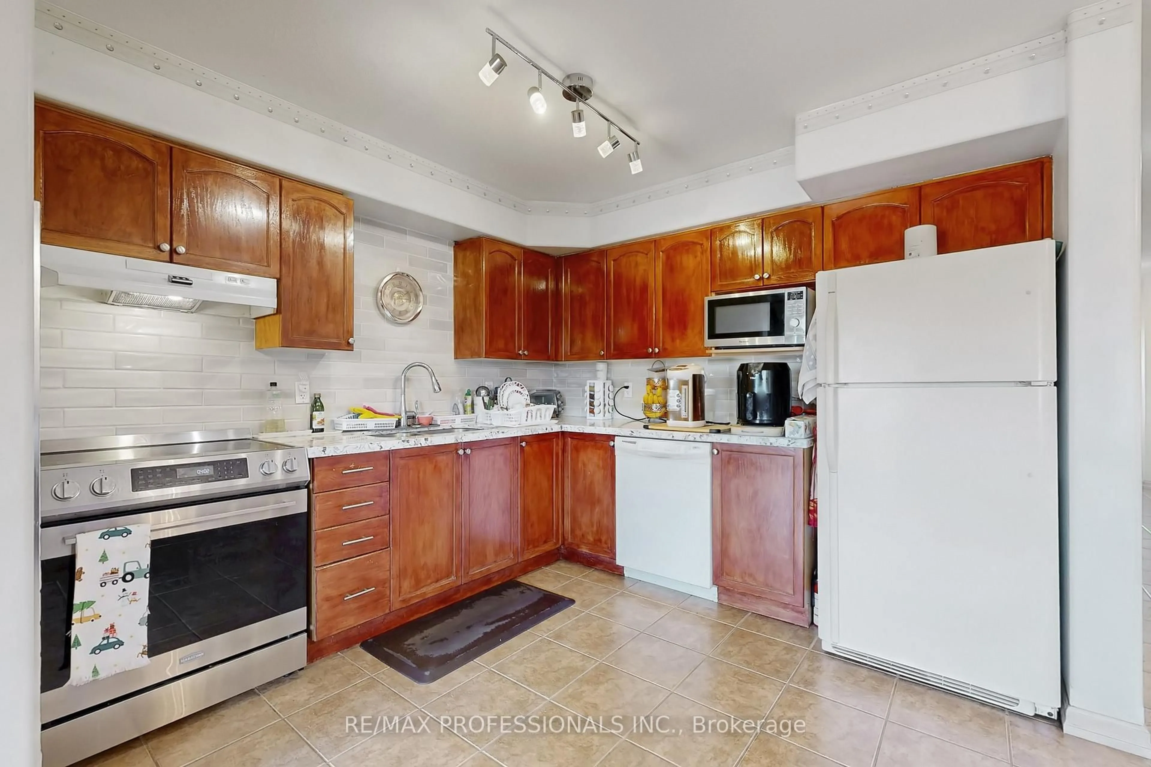 Standard kitchen, unknown for 44 Shephard Ave, New Tecumseth Ontario L9R 2E8