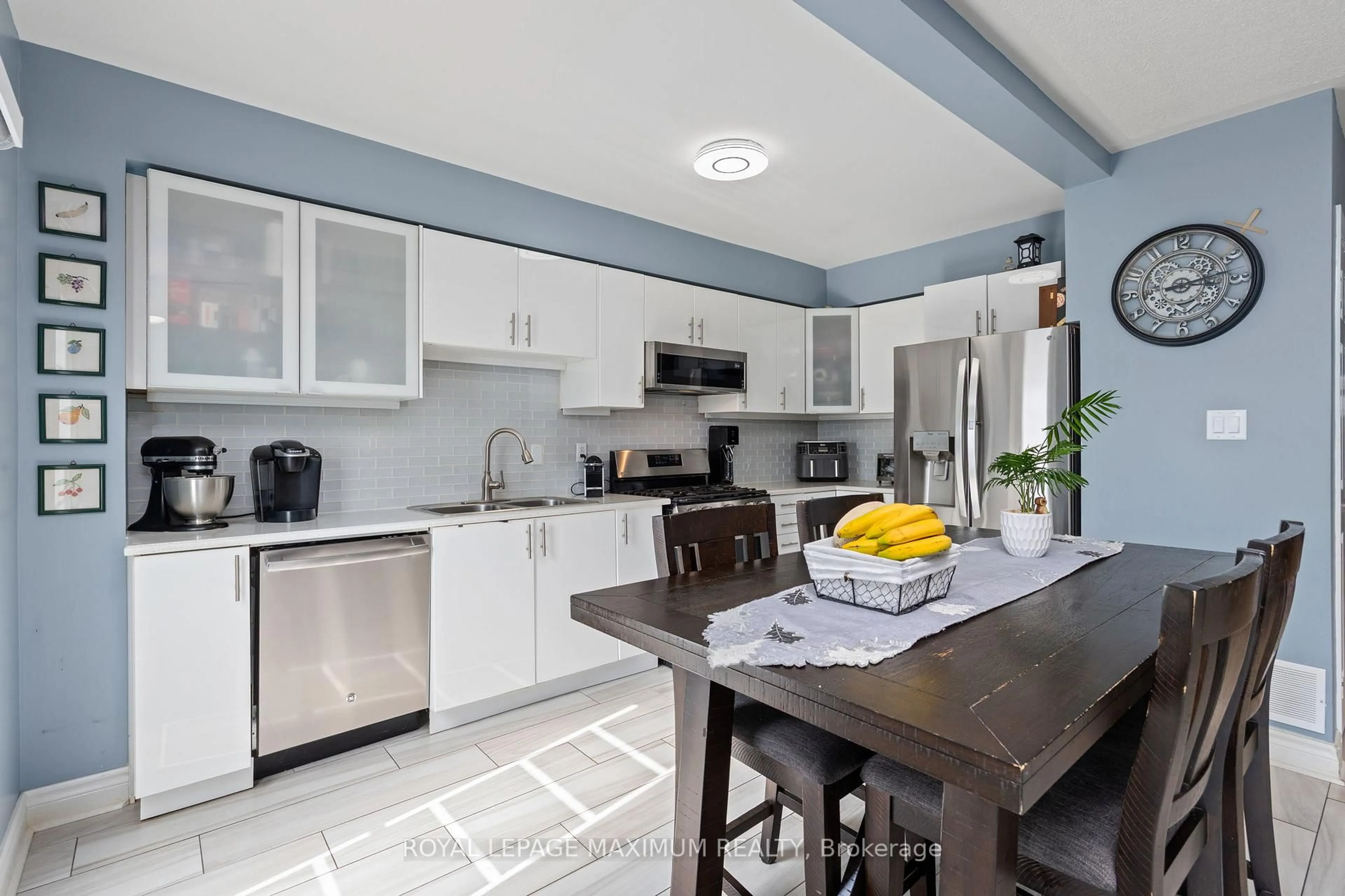 Open concept kitchen, ceramic/tile floor for 52 Pottery Pl, Vaughan Ontario L4L 9H6