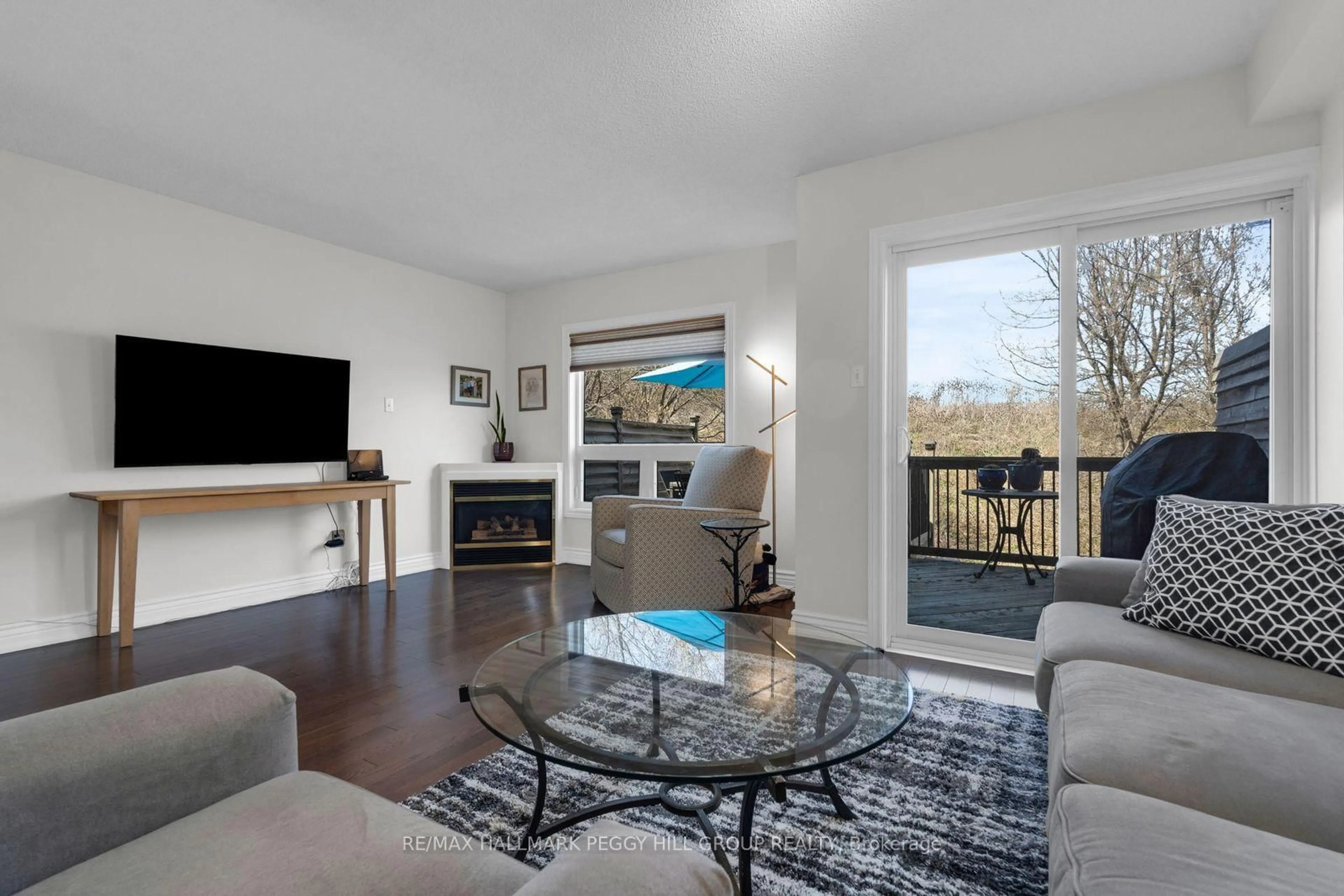 Living room with furniture, unknown for 579 Bondi Ave, Newmarket Ontario L3Y 8R7