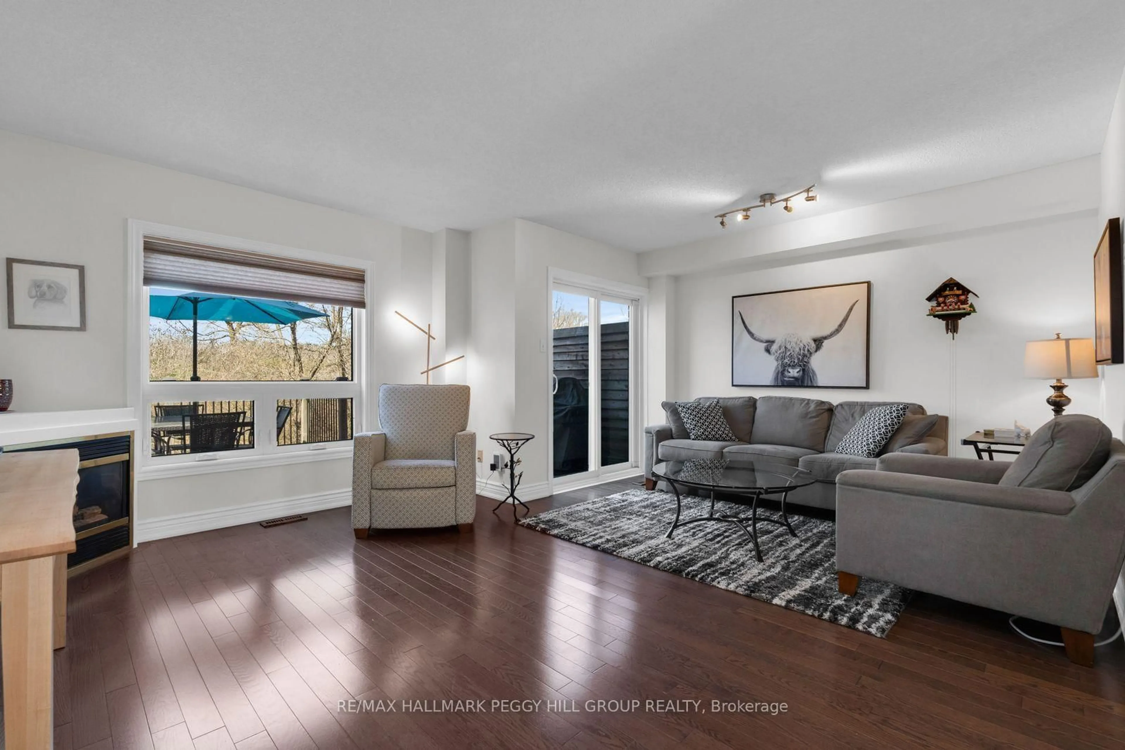 Living room with furniture, unknown for 579 Bondi Ave, Newmarket Ontario L3Y 8R7