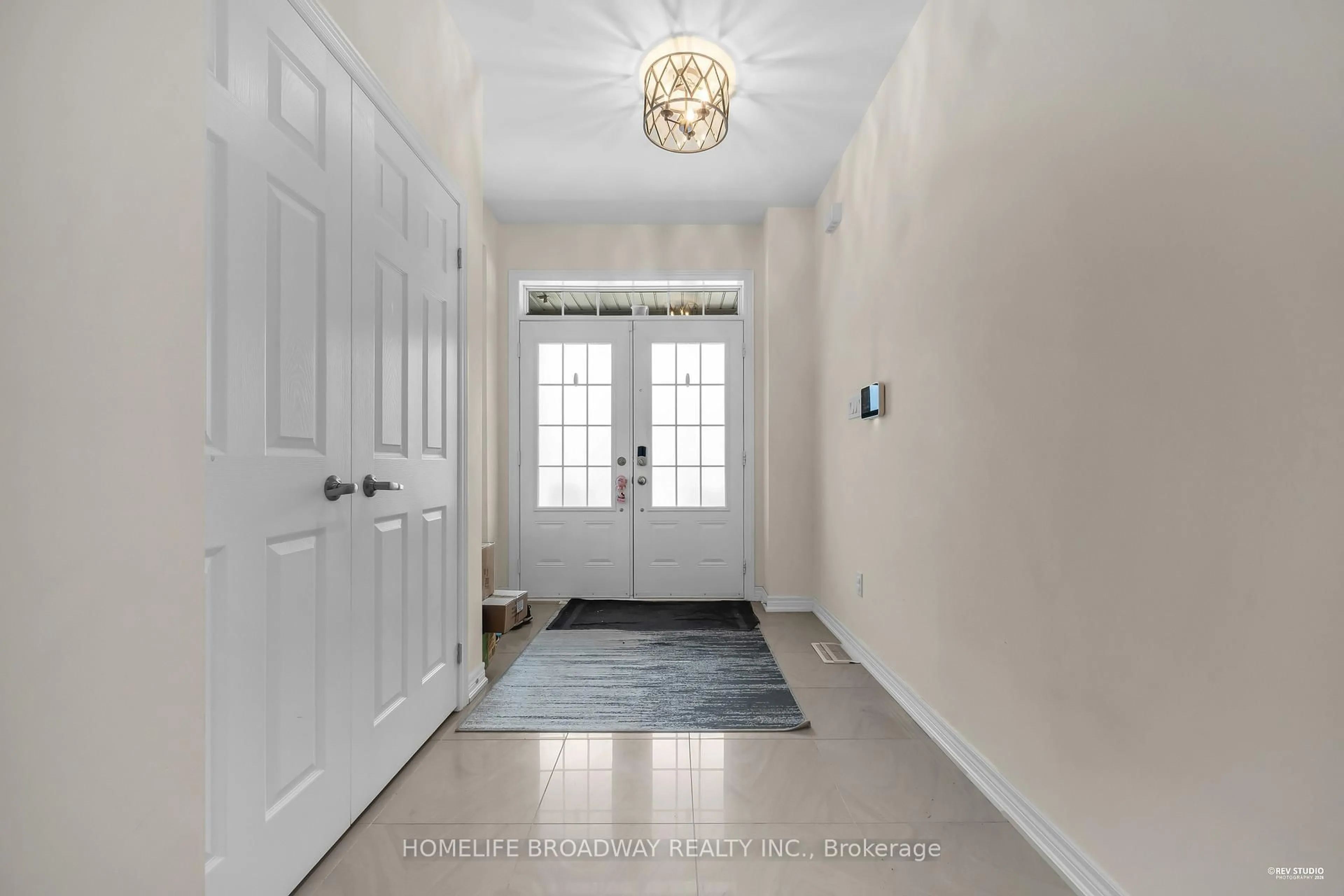 Indoor entryway for 28 Paper Mills Cres, Richmond Hill Ontario L4E 0V5