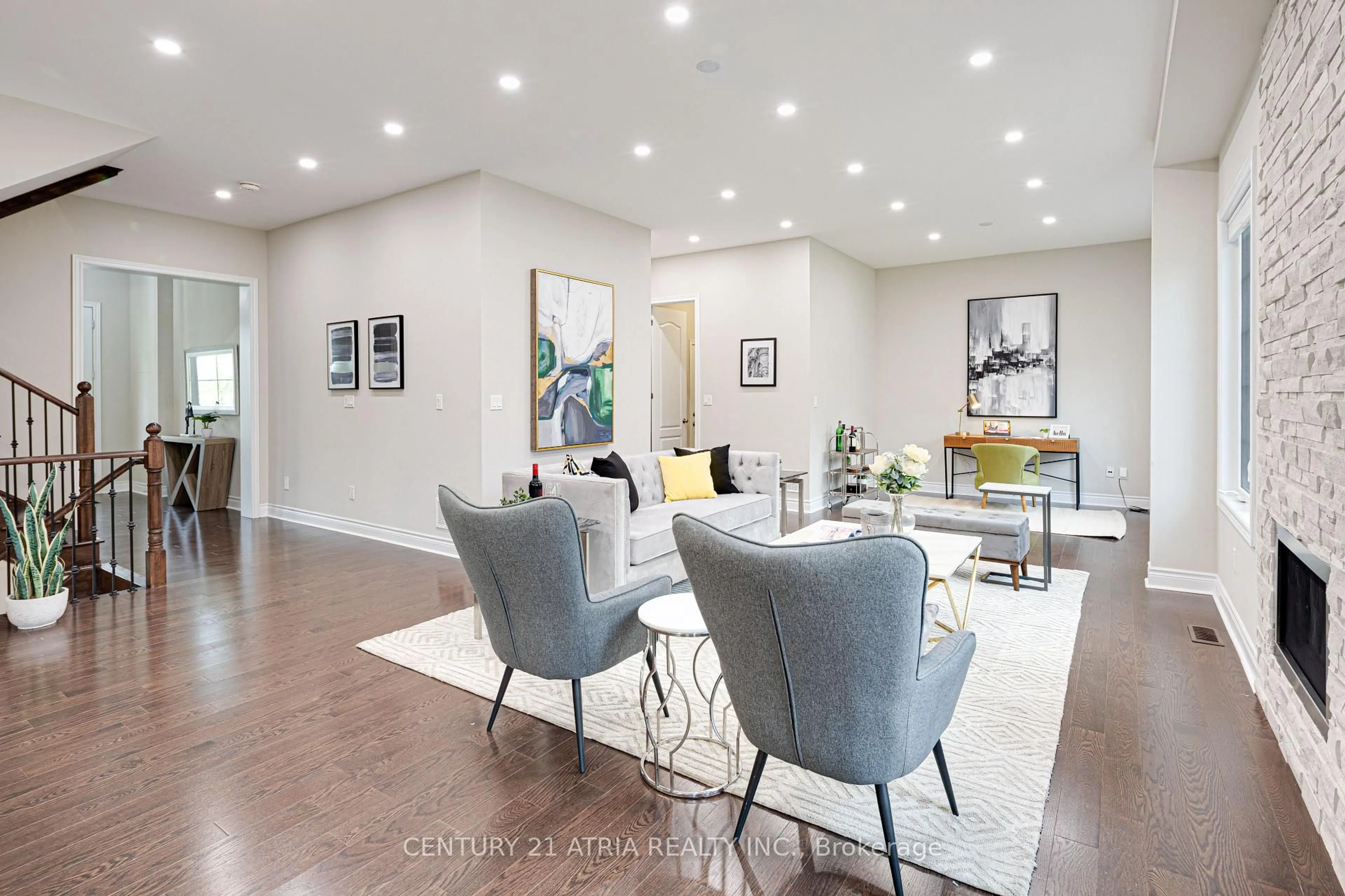 Living room with furniture, unknown for 19 Match Point Crt, Aurora Ontario L4G 3J1