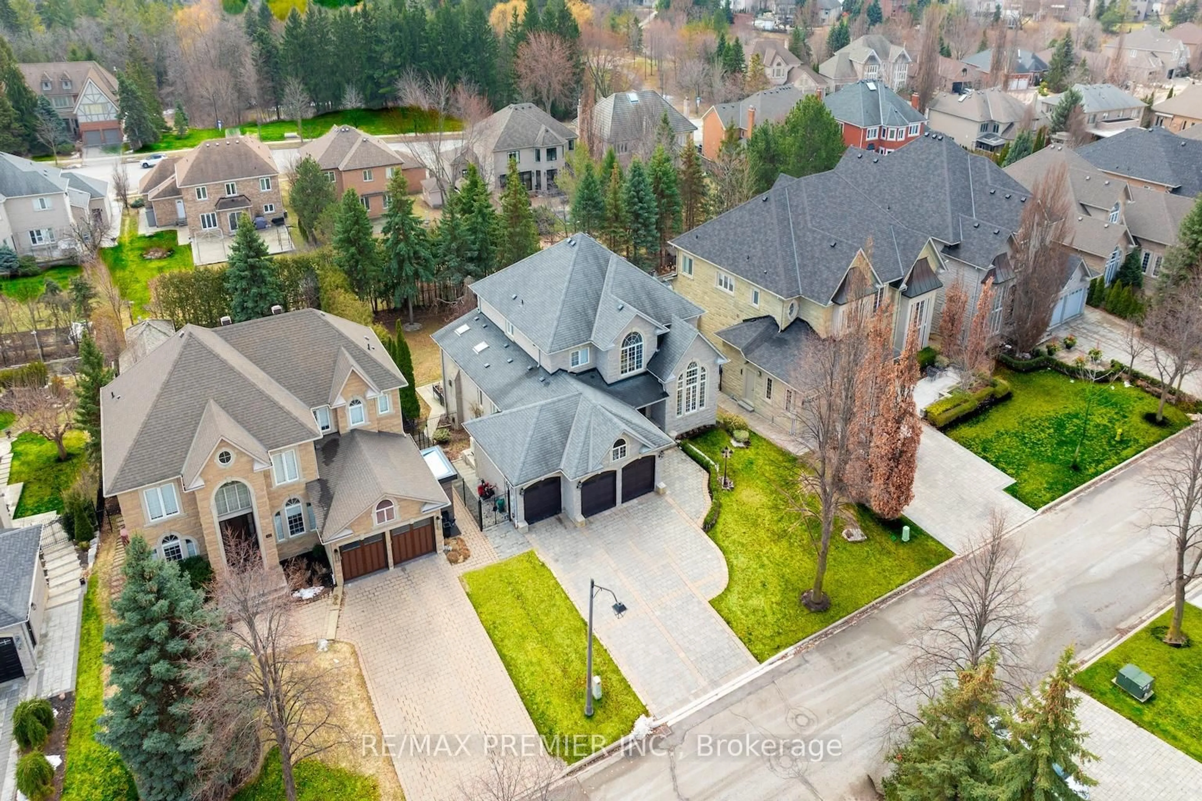 A pic from outside/outdoor area/front of a property/back of a property/a pic from drone, street for 85 Gregory Scott Dr, Vaughan Ontario L4H 1K7