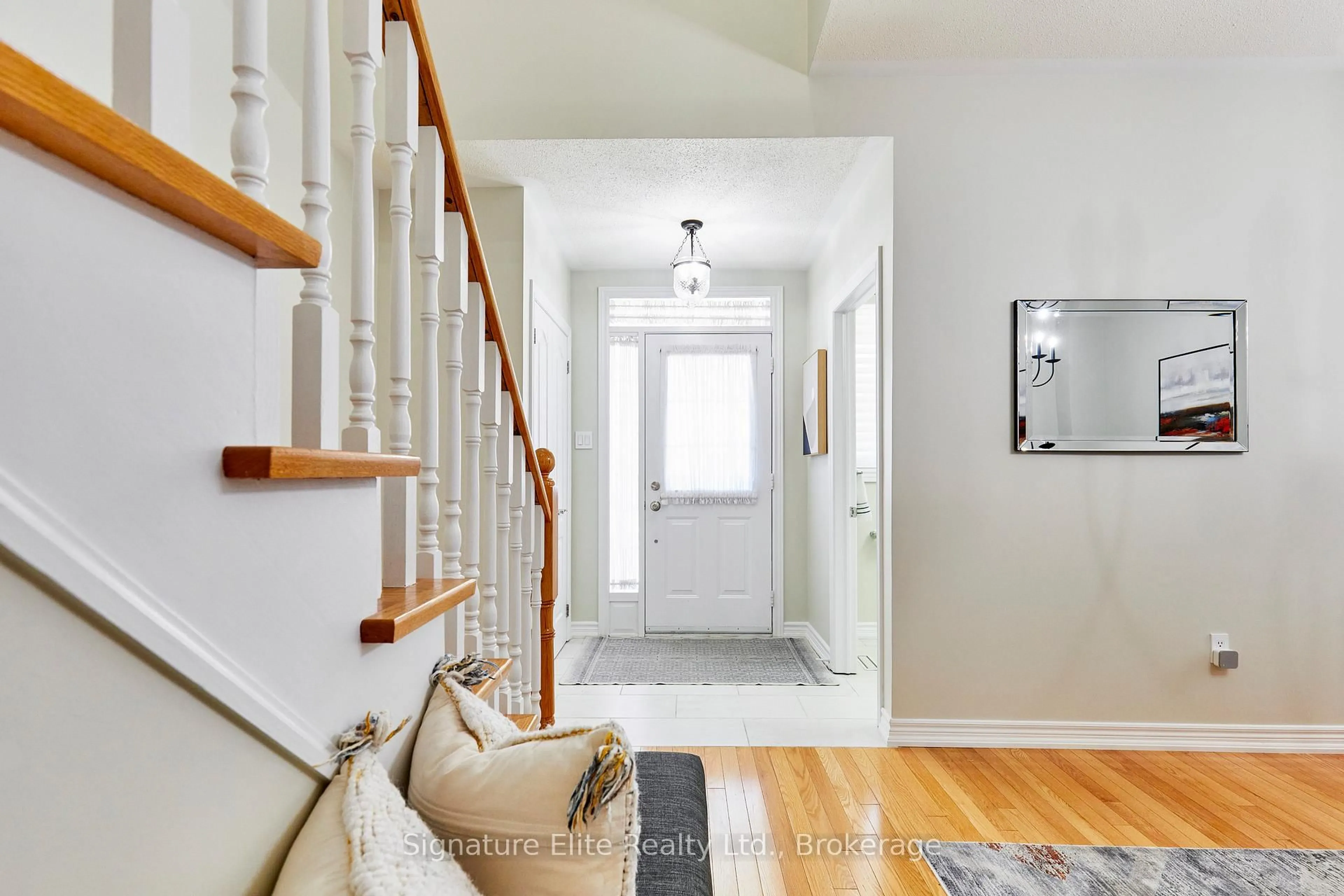 Indoor entryway for 39 Perivale Gdns, Aurora Ontario L4G 7P6