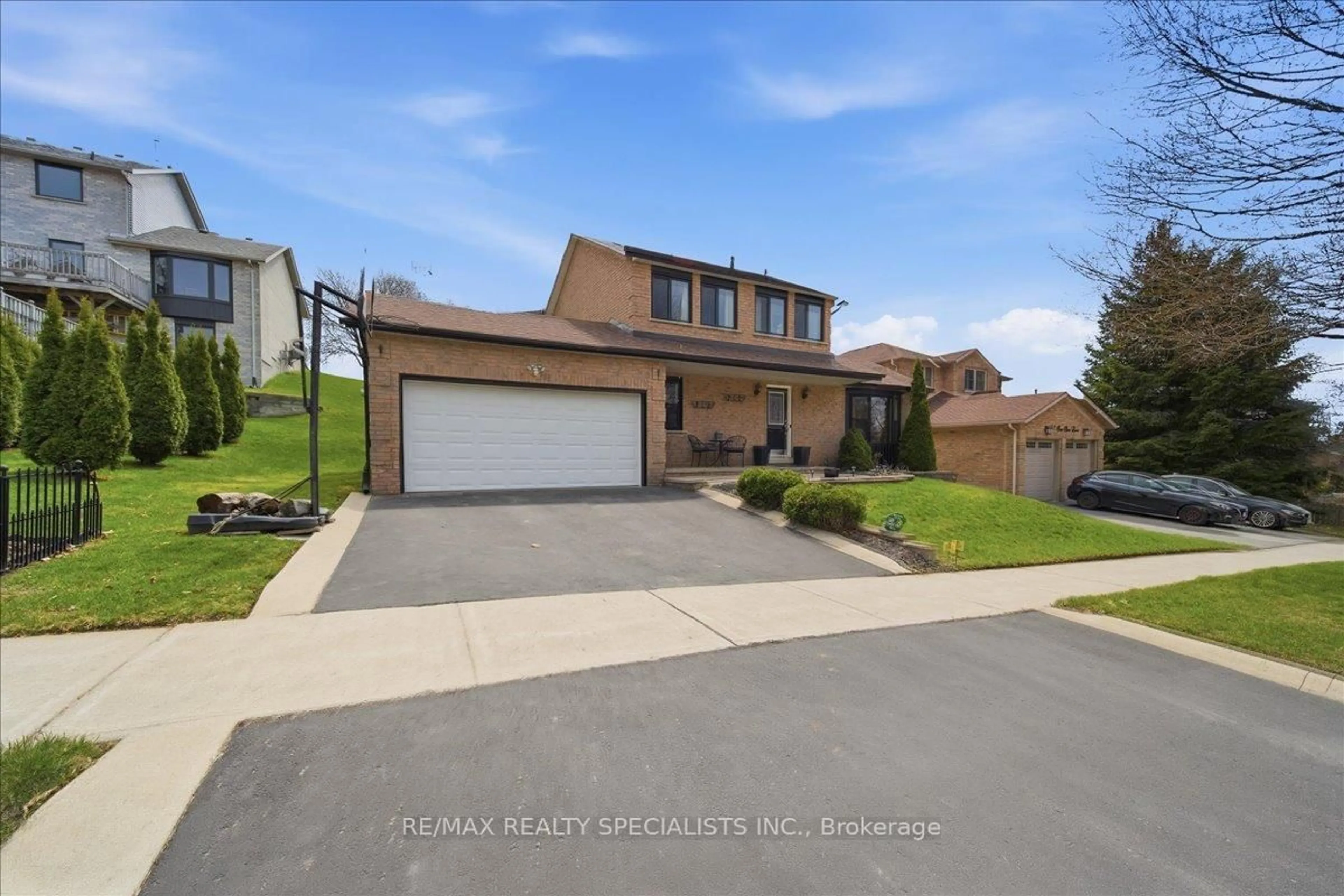 Home with vinyl exterior material, street for 53 Fox Run Lane, Bradford West Gwillimbury Ontario L3Z 2V2