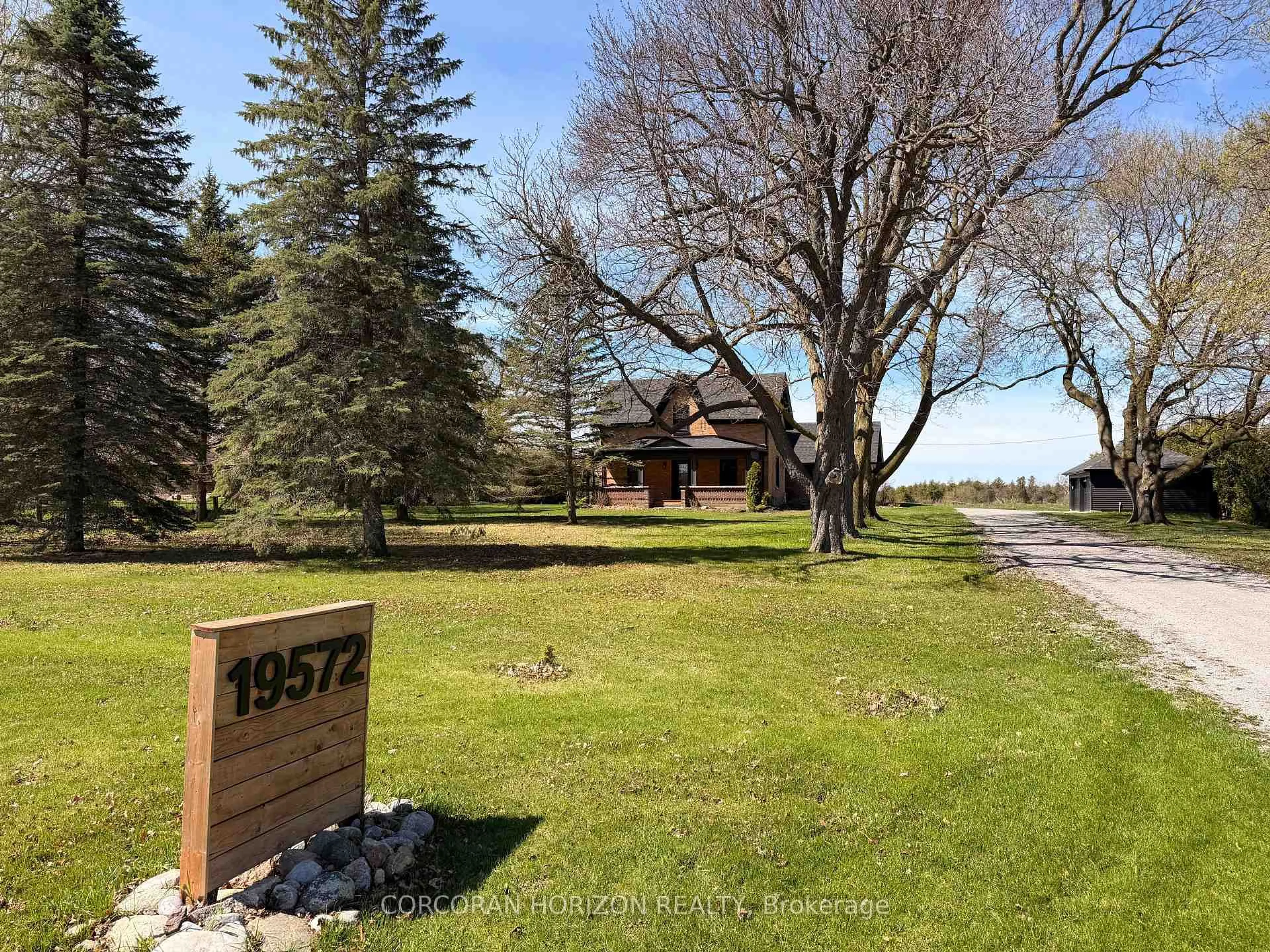 A pic from outside/outdoor area/front of a property/back of a property/a pic from drone, unknown for 19572 Centre St, East Gwillimbury Ontario L0G 1M0