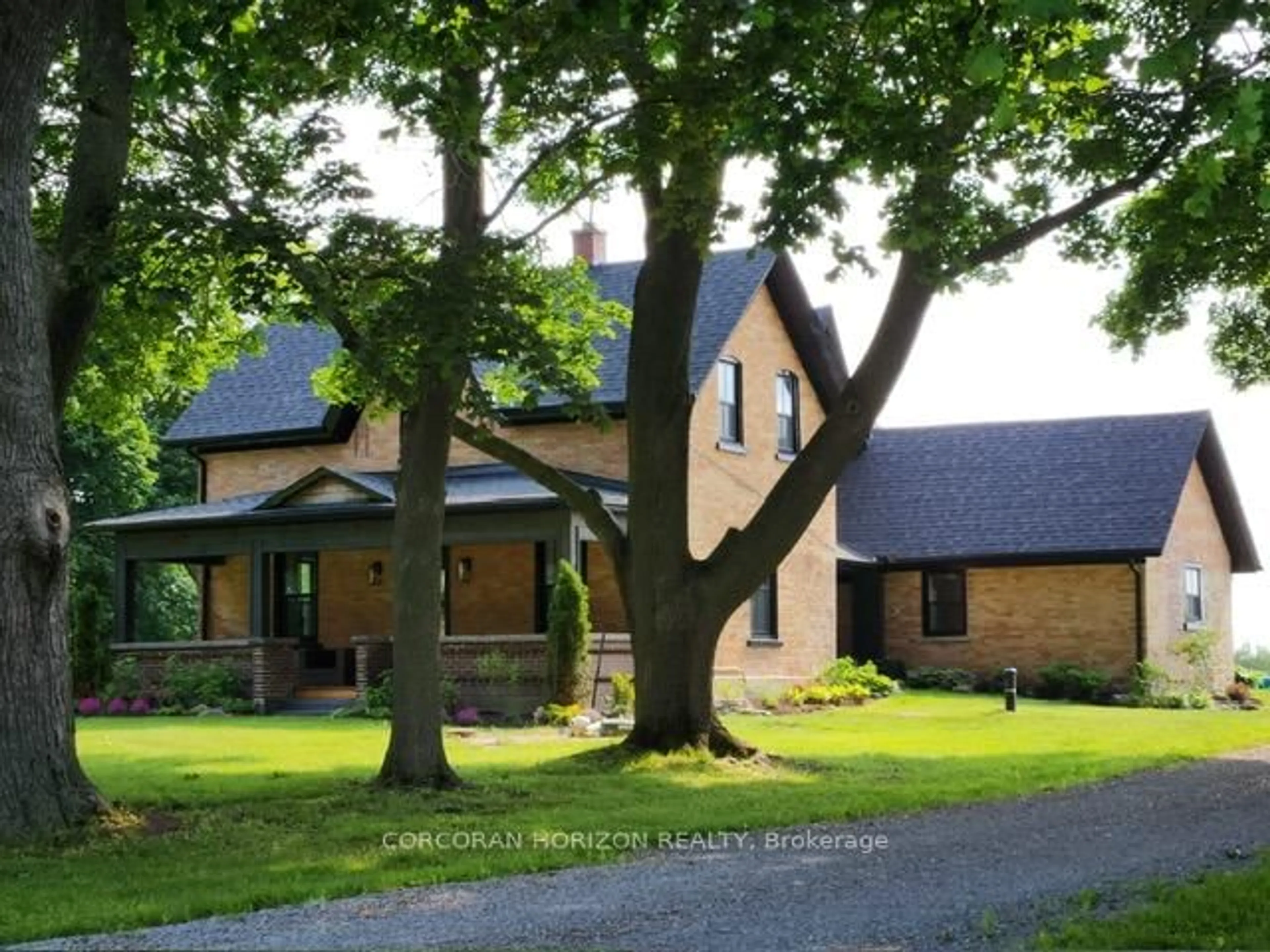 A pic from outside/outdoor area/front of a property/back of a property/a pic from drone, street for 19572 Centre St, East Gwillimbury Ontario L0G 1M0