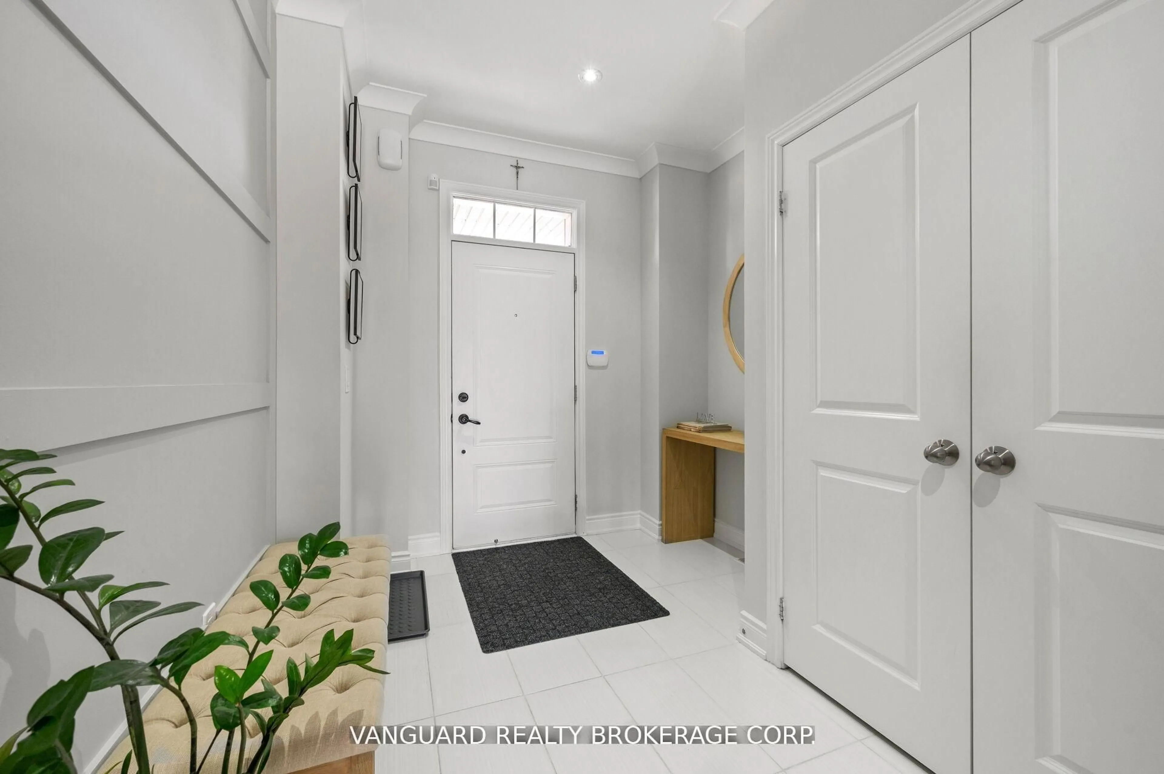 Indoor entryway for 8331 Islington Ave, Vaughan Ontario L4L 1X1