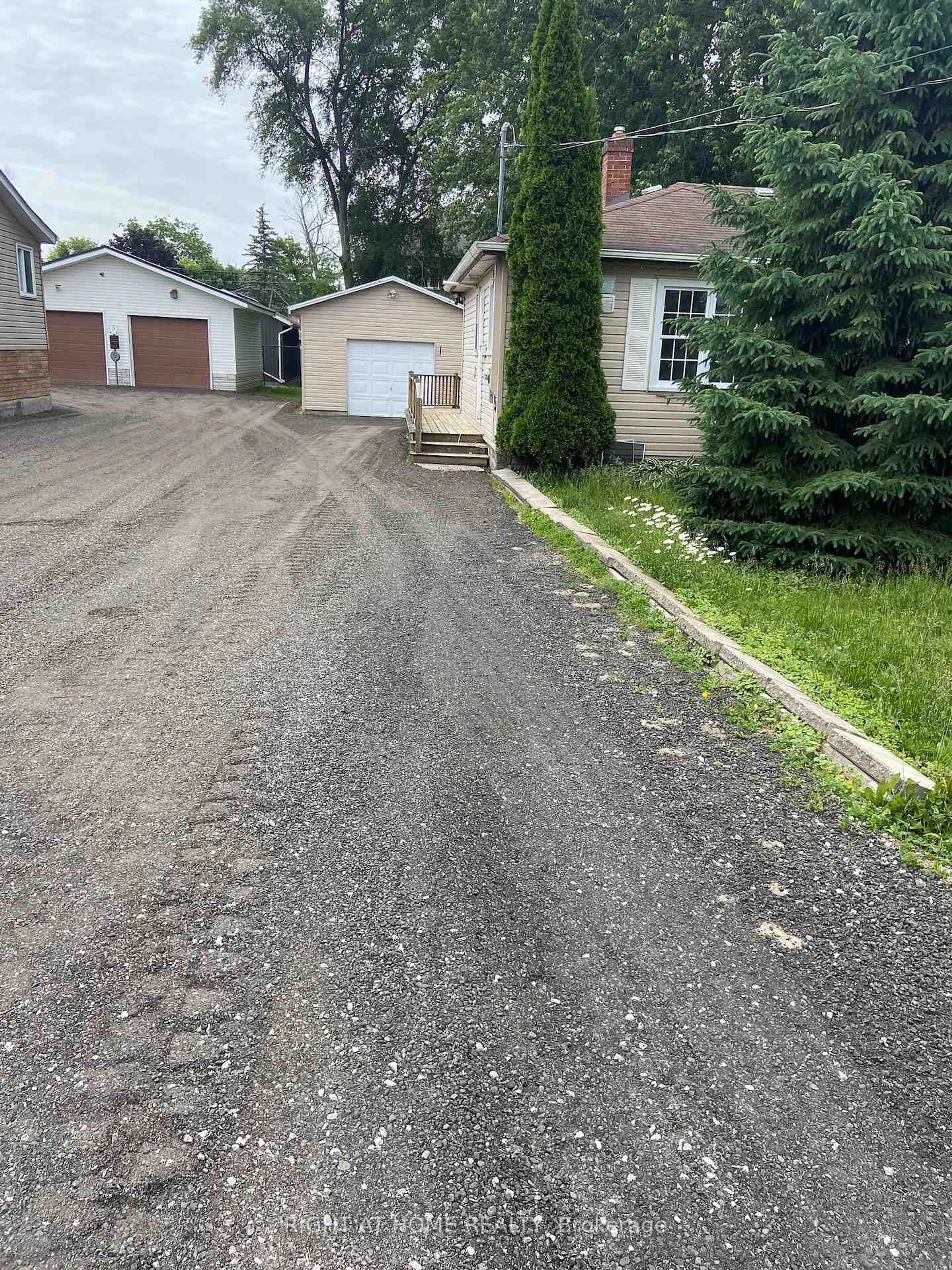 A pic from outside/outdoor area/front of a property/back of a property/a pic from drone, street for 267 Rayners Rd, Georgina Ontario L4P 1G5