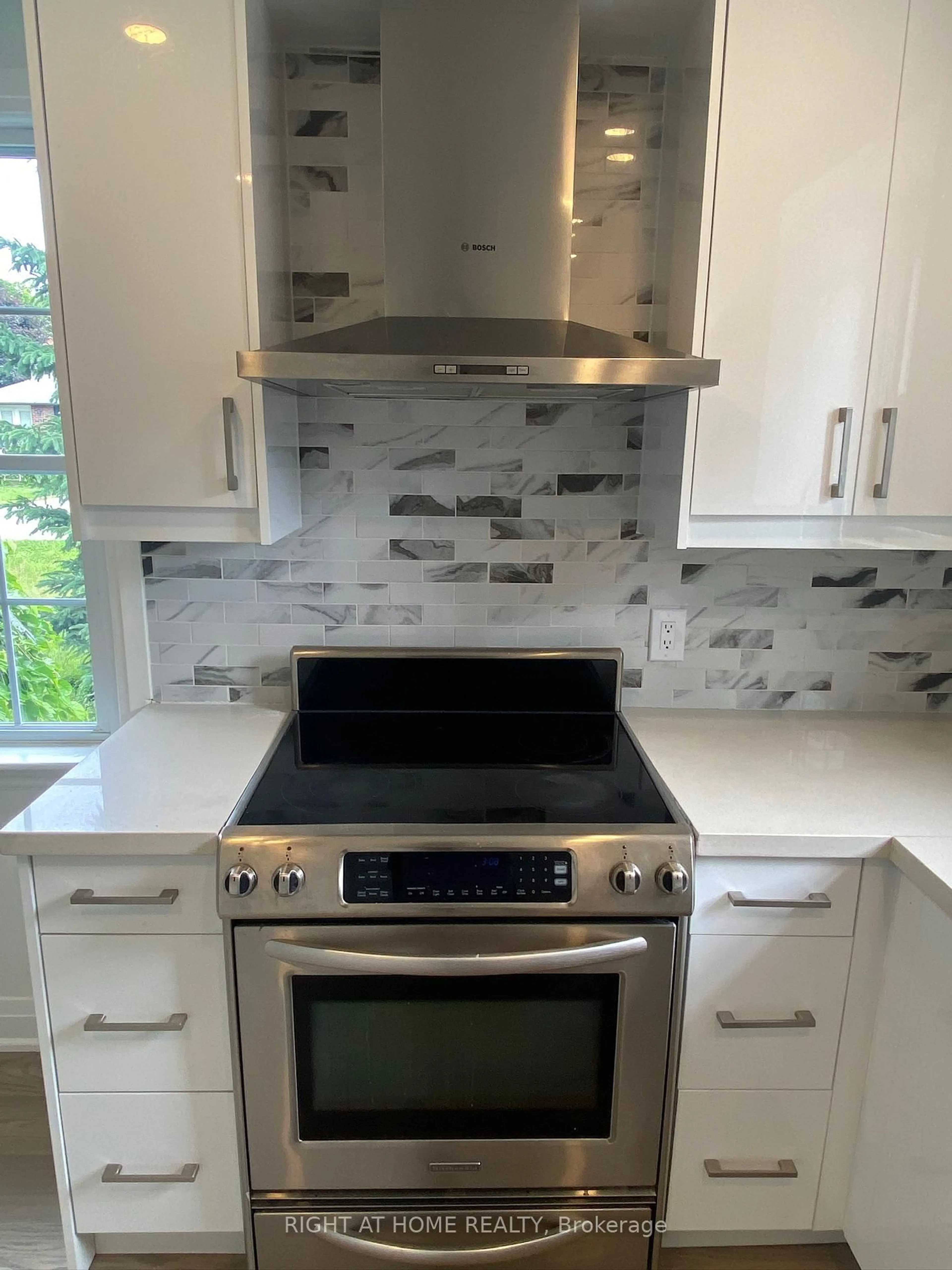 Contemporary kitchen, ceramic/tile floor for 267 Rayners Rd, Georgina Ontario L4P 1G5