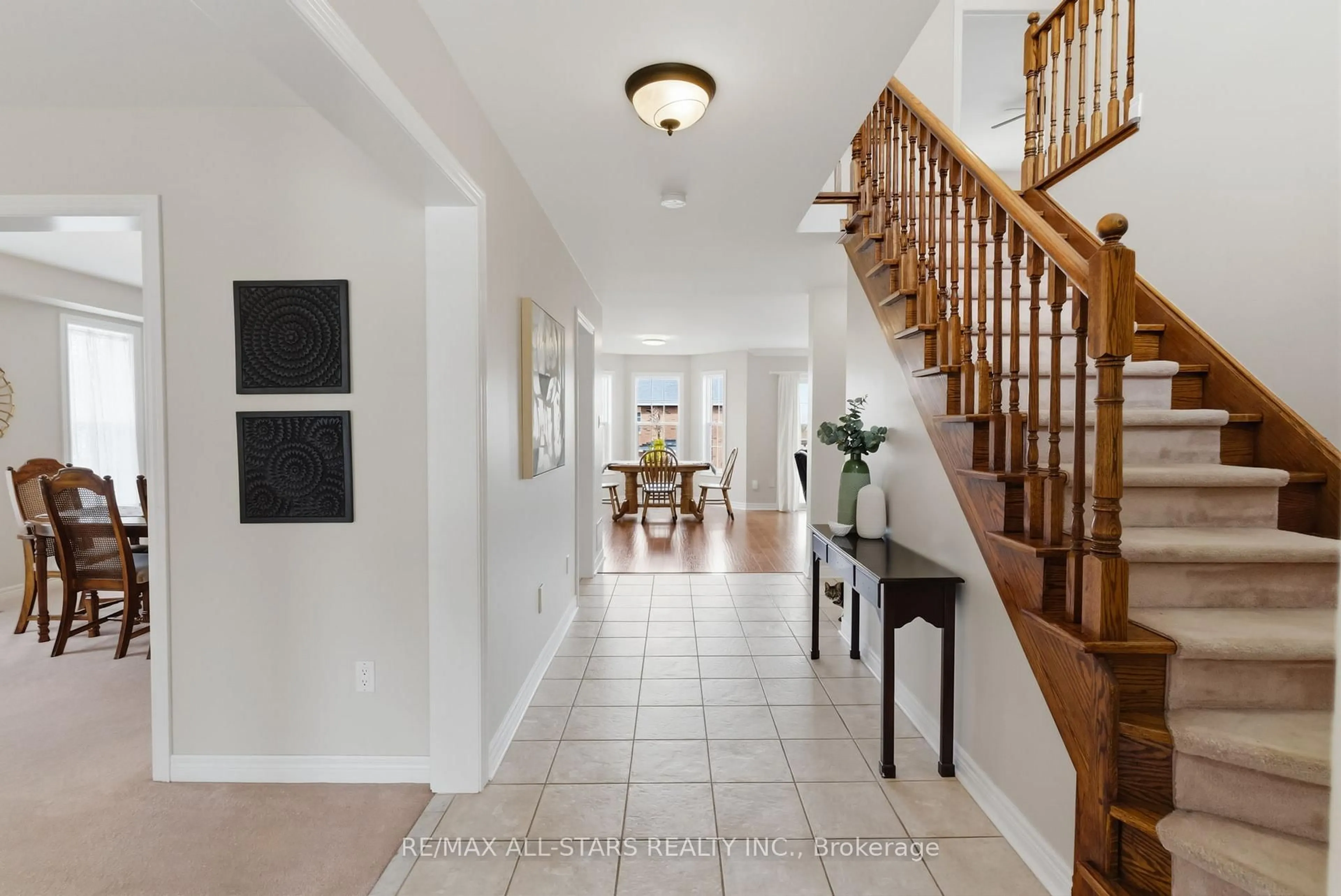 Indoor entryway for 19 Galloway Cres, Uxbridge Ontario L9P 1W8