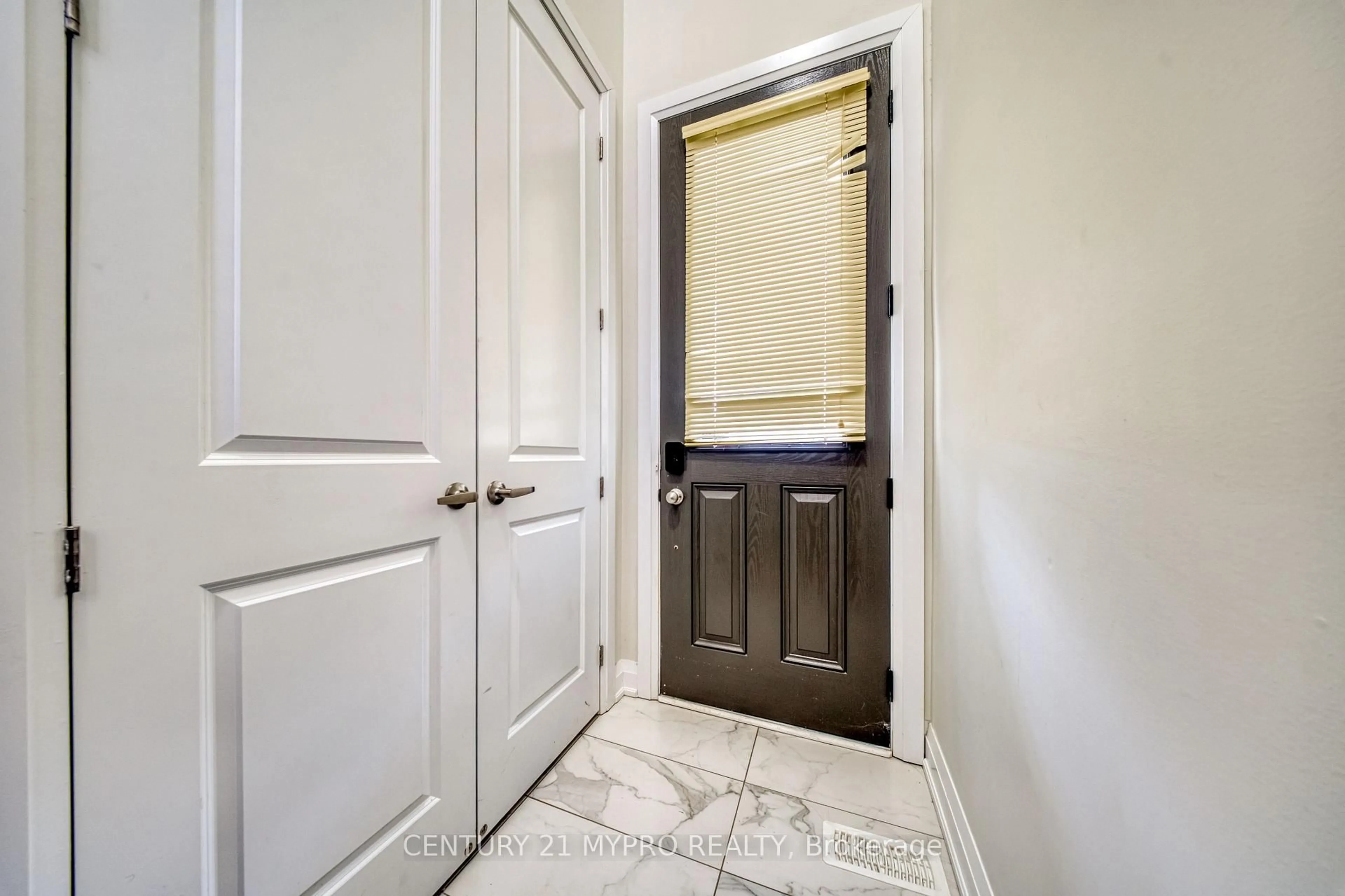 Indoor entryway for 531 Carrville Rd, Richmond Hill Ontario L4C 1C2