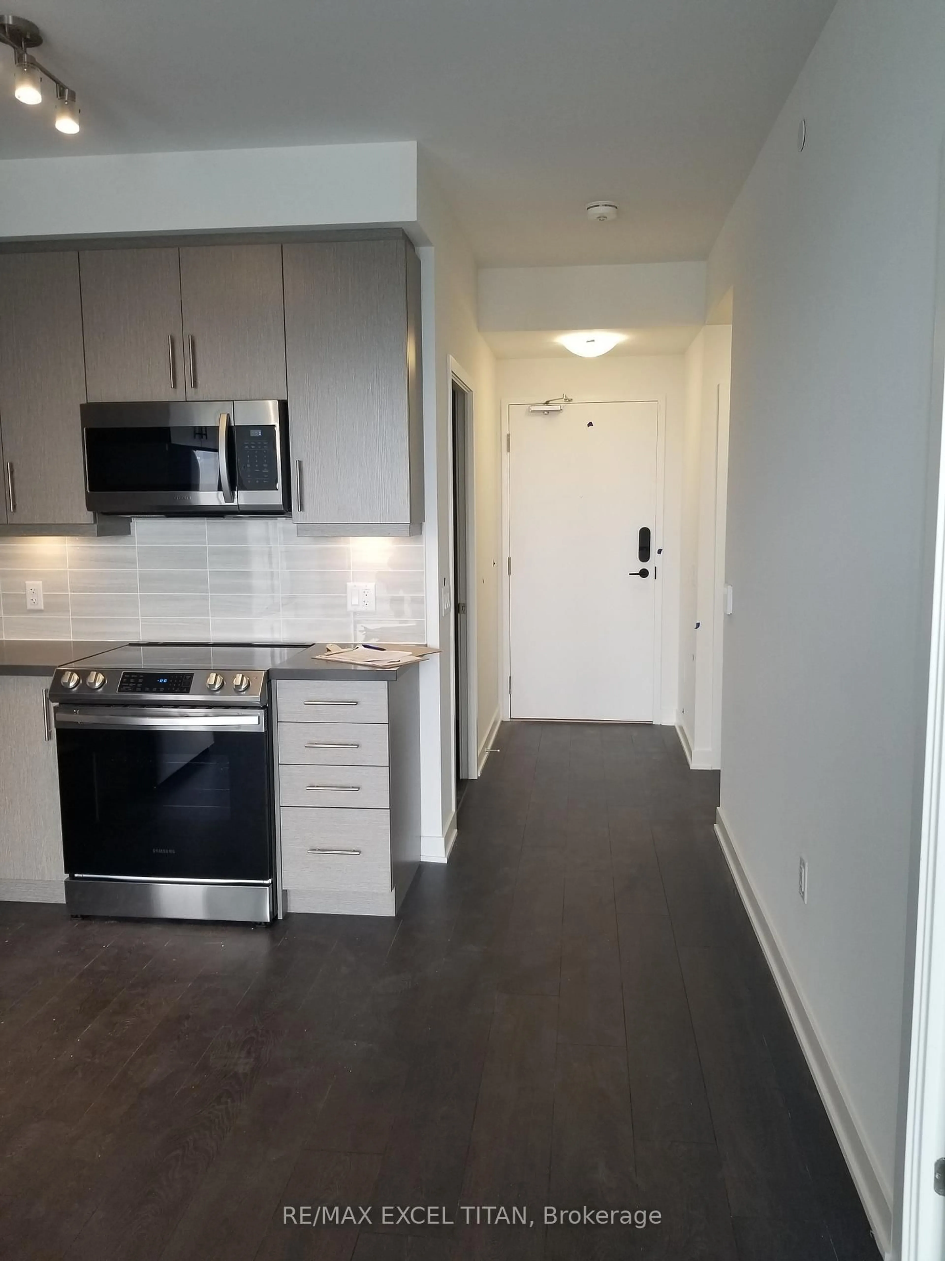 Standard kitchen, unknown for 105 Oneida Cres ##2011, Richmond Hill Ontario L4B 0H6