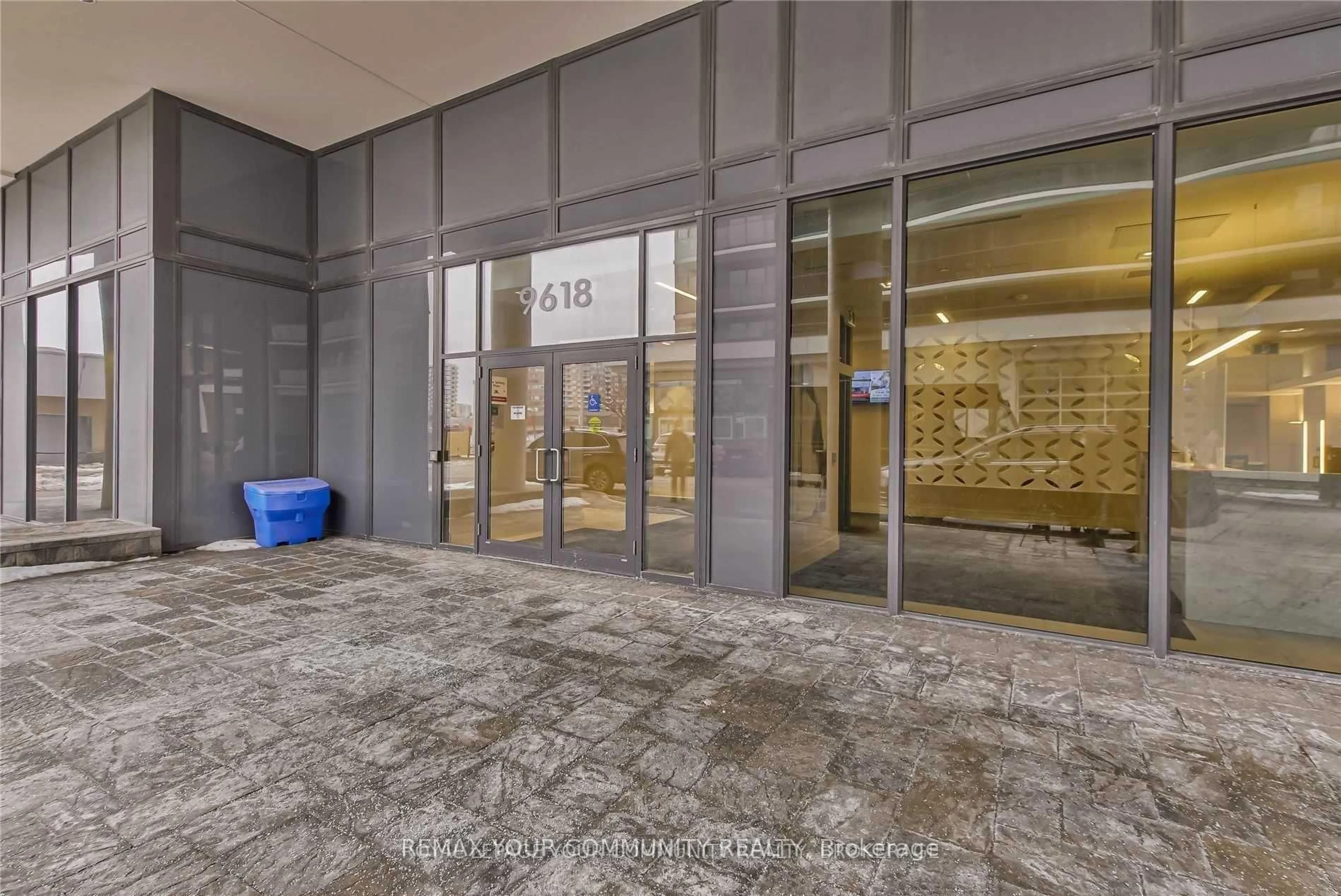 Lobby for 9618 Yonge St #210, Richmond Hill Ontario L4C 0X5