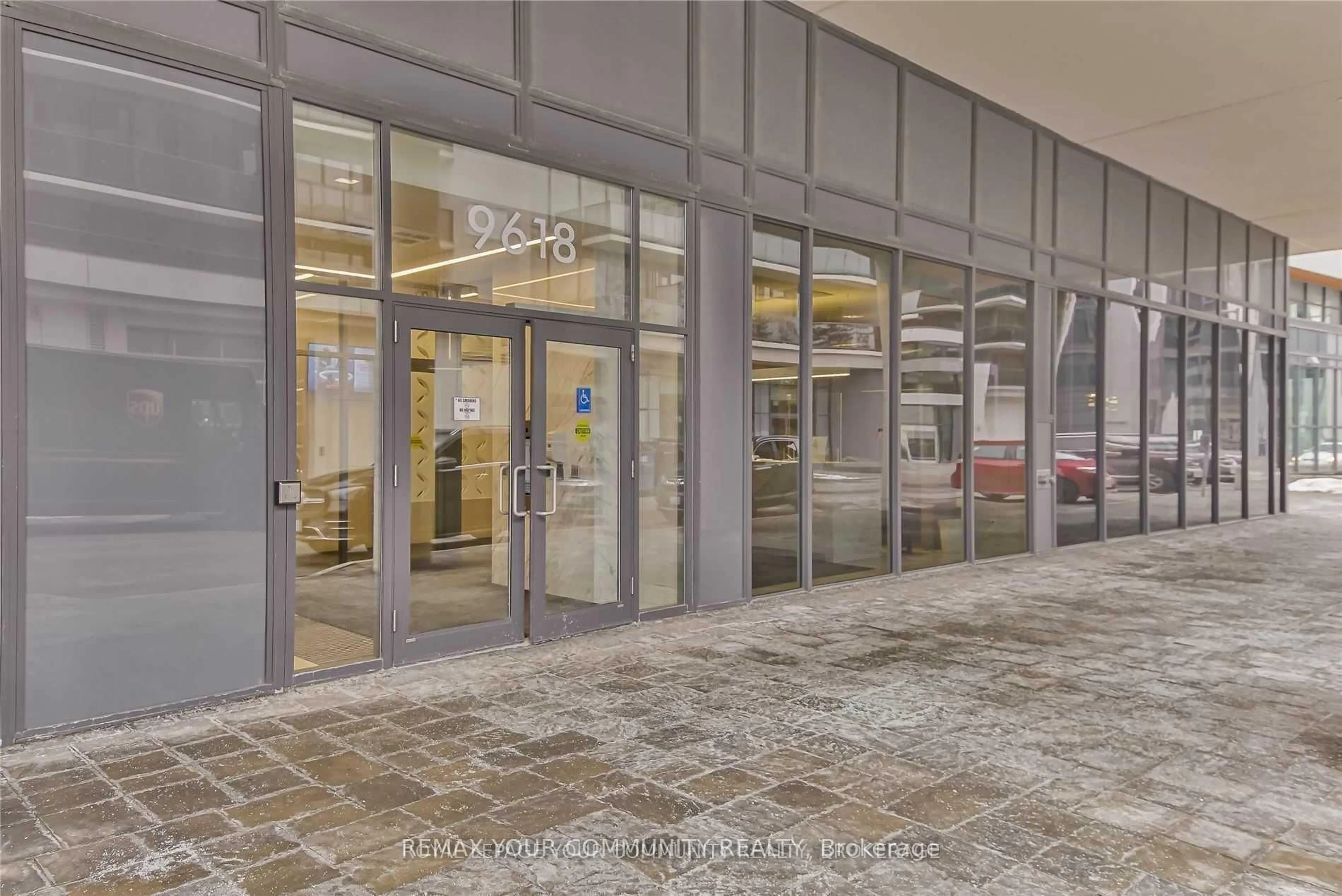 Indoor foyer for 9618 Yonge St #210, Richmond Hill Ontario L4C 0X5