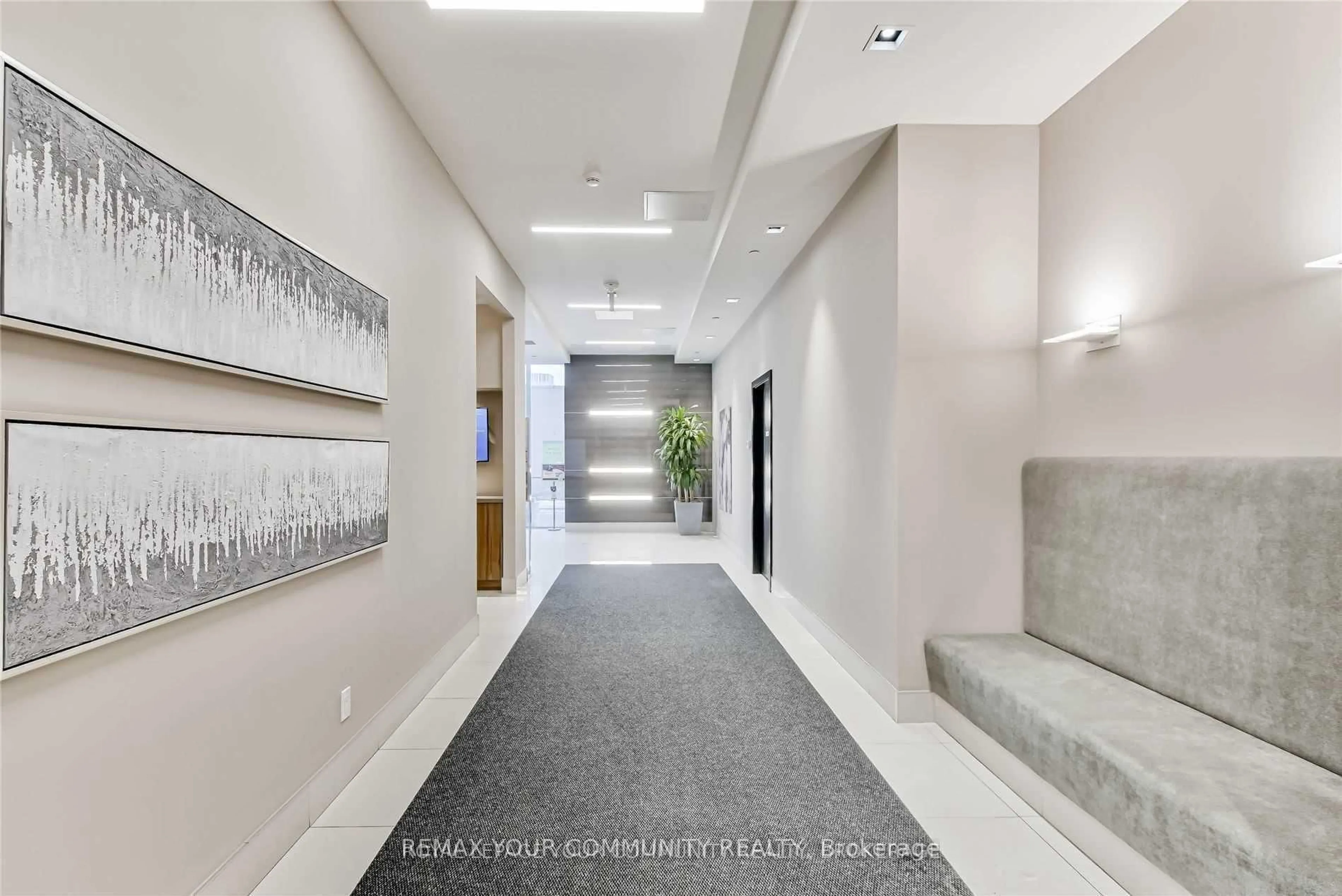 Indoor foyer for 9618 Yonge St #210, Richmond Hill Ontario L4C 0X5