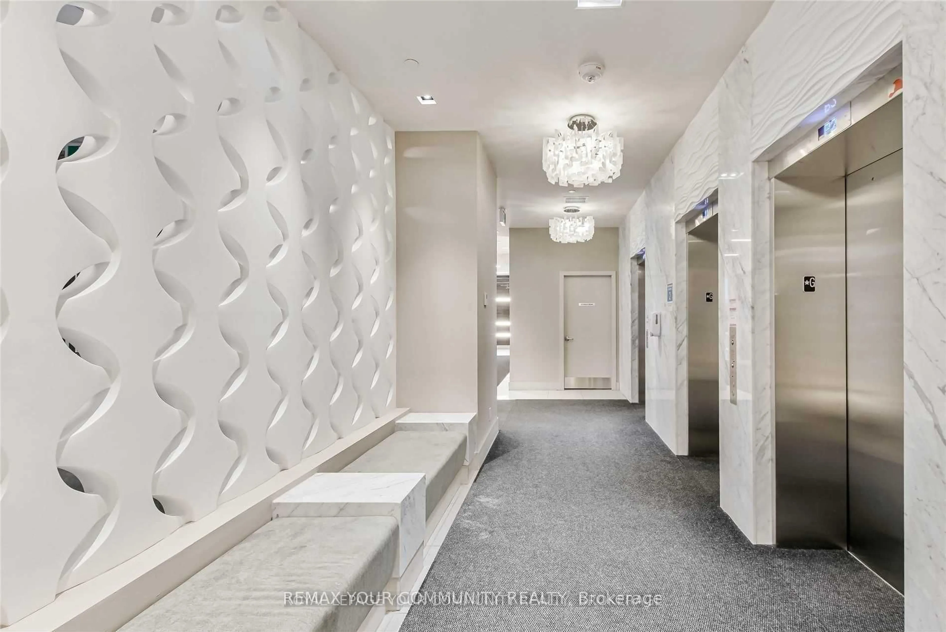 Indoor foyer for 9618 Yonge St #210, Richmond Hill Ontario L4C 0X5