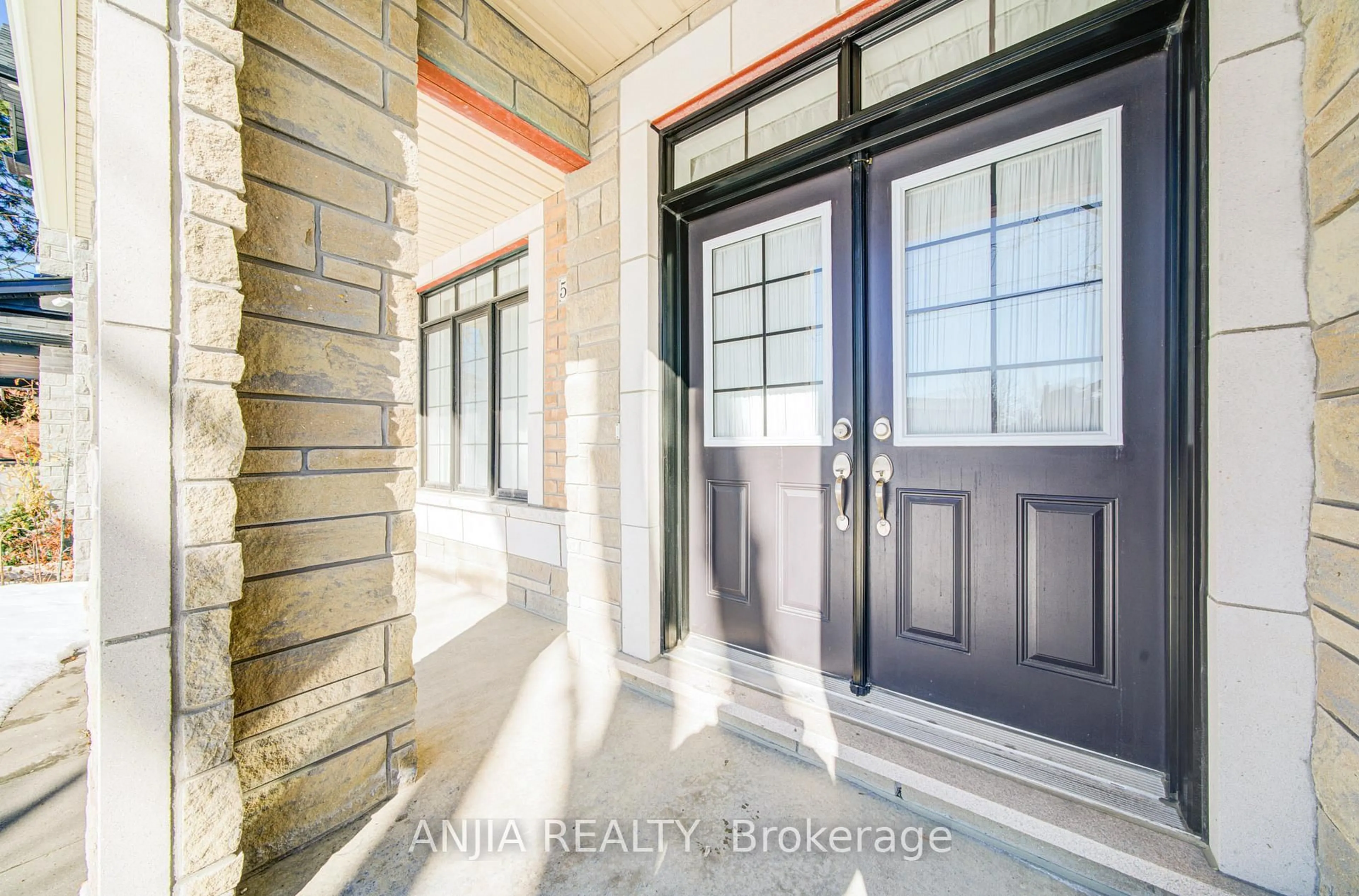 Indoor entryway for 5158 16th Ave, Markham Ontario L6C 2H1