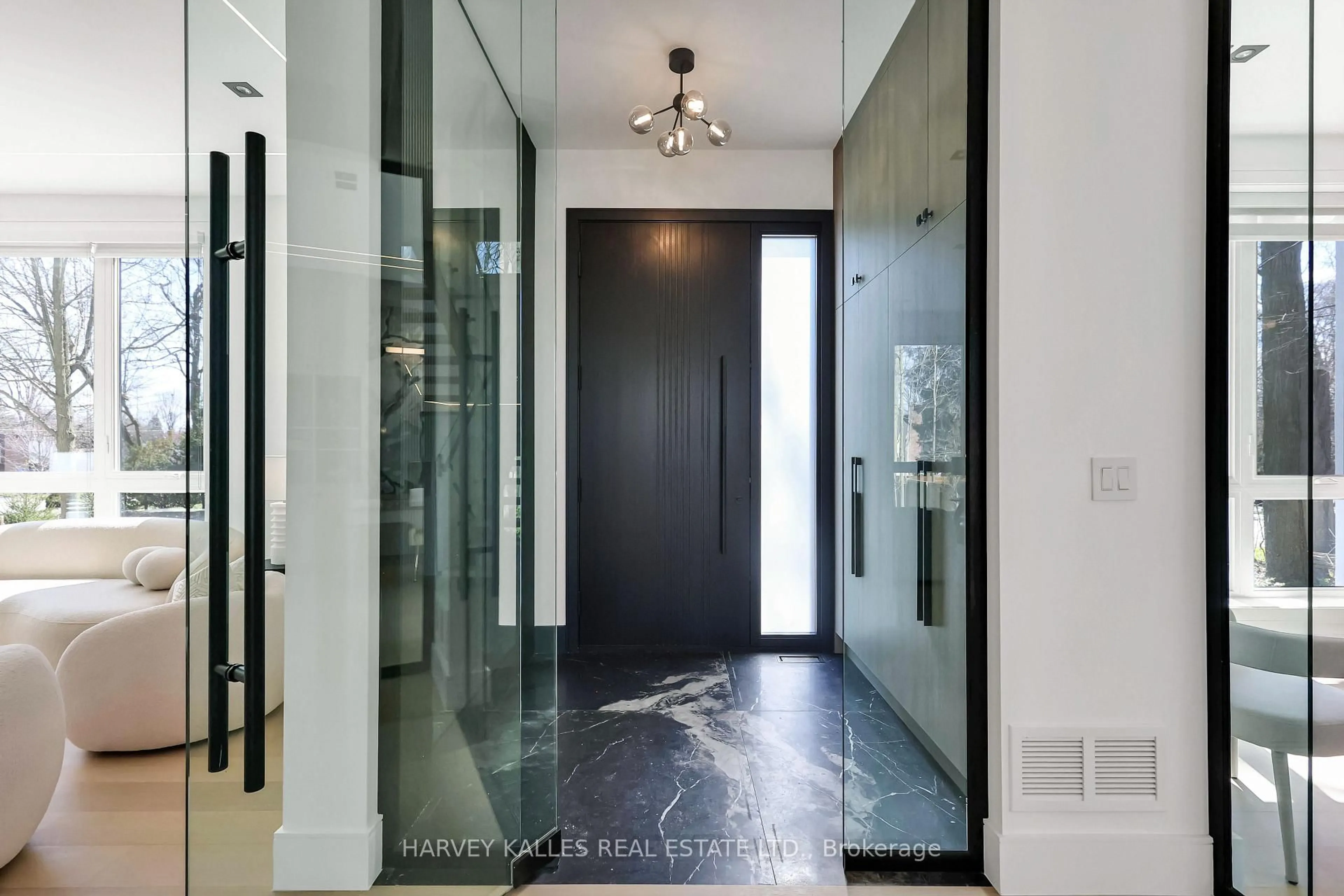 Indoor entryway for 193 Beechwood Cres, Newmarket Ontario L3Y 1W2