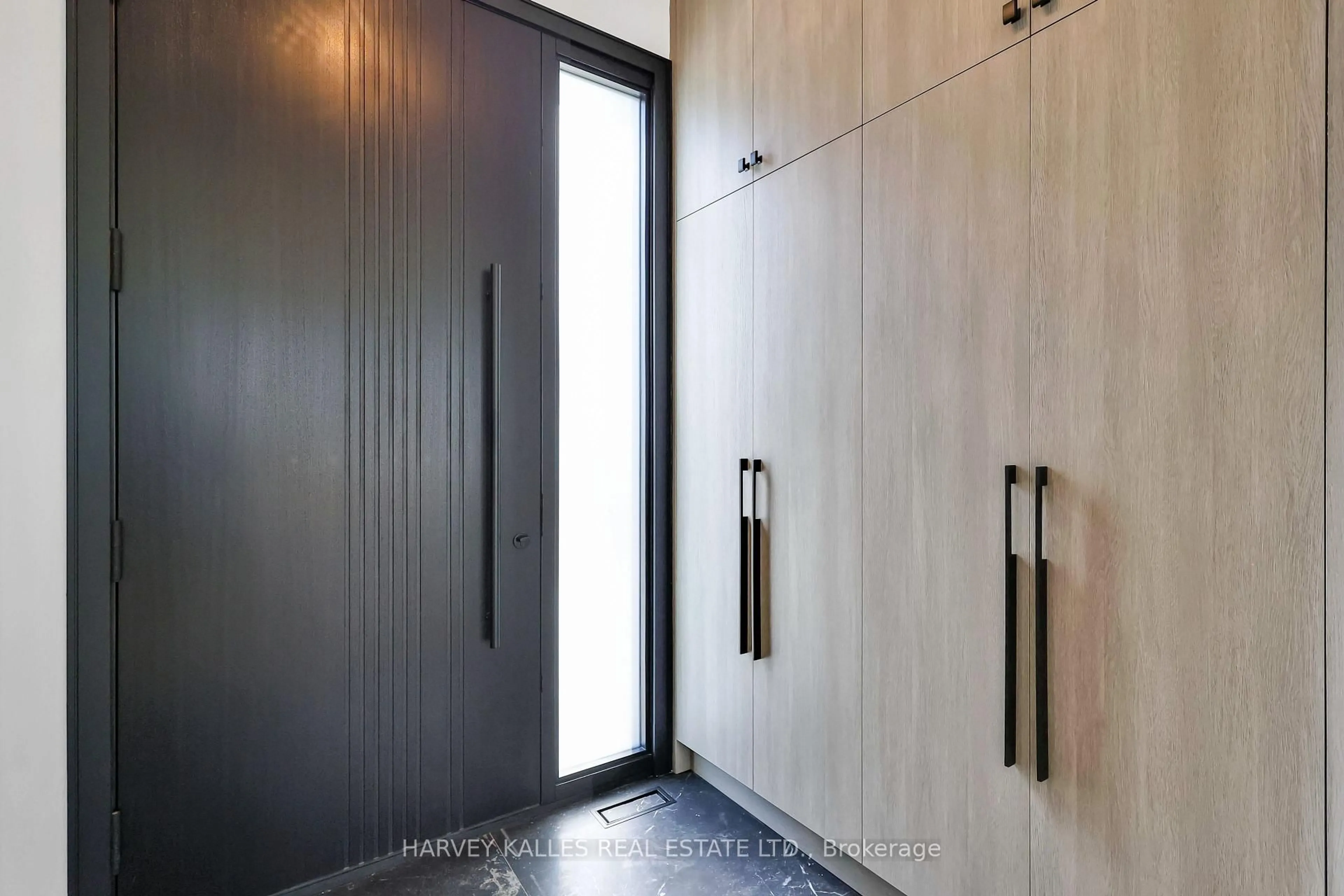 Indoor entryway for 193 Beechwood Cres, Newmarket Ontario L3Y 1W2