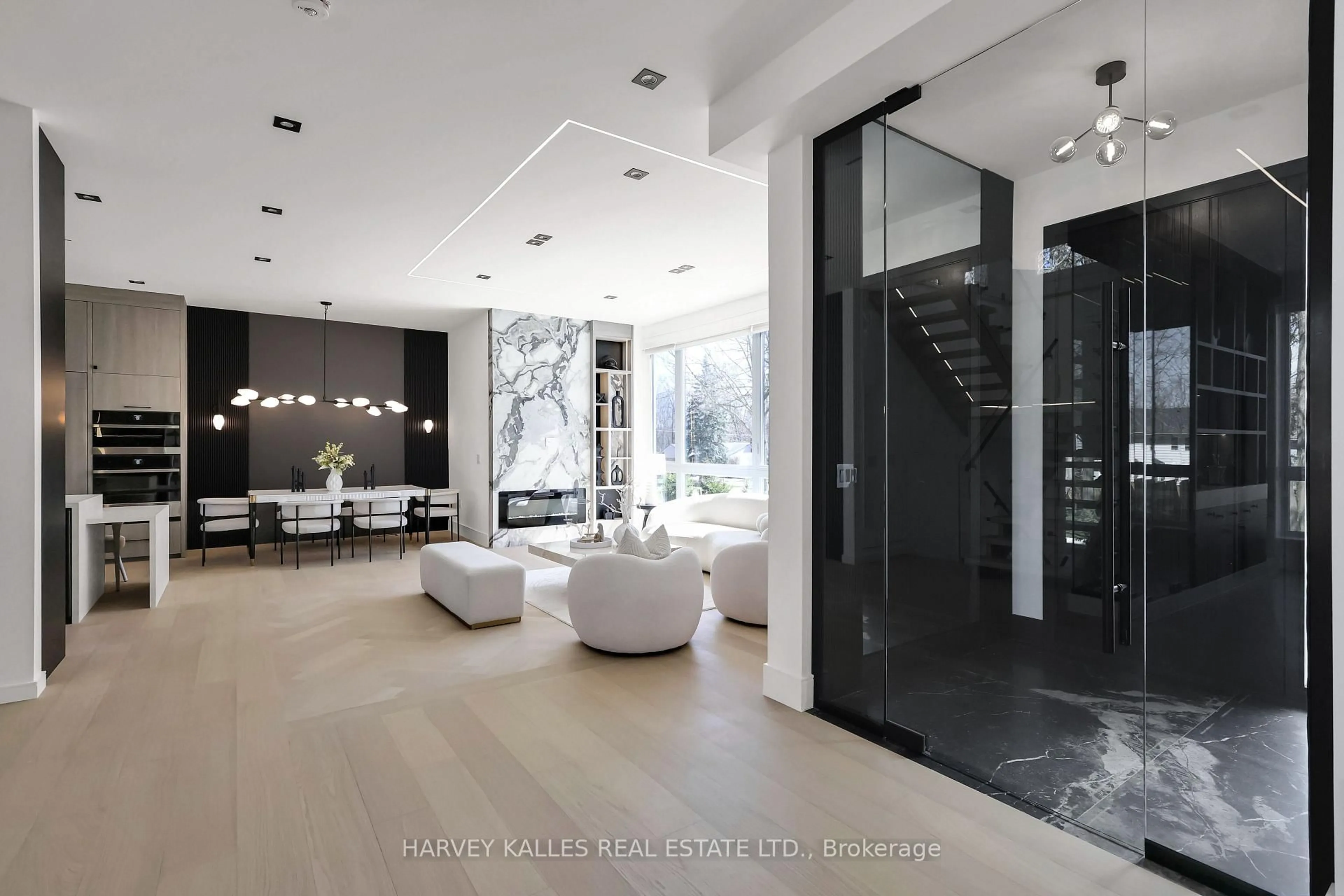 Indoor foyer for 193 Beechwood Cres, Newmarket Ontario L3Y 1W2