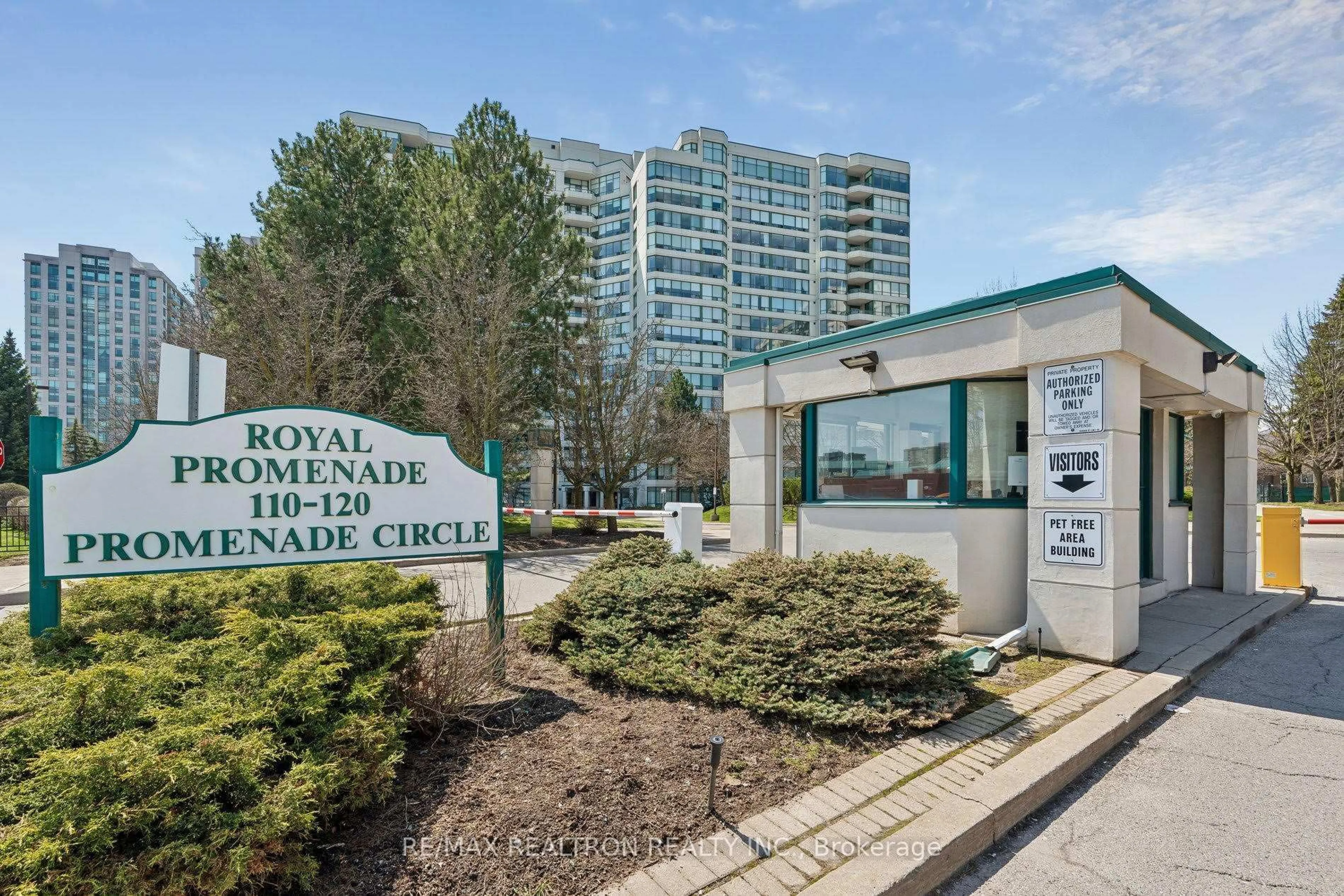Indoor foyer for 110 Promenade Circ #1004, Vaughan Ontario L4J 7W8