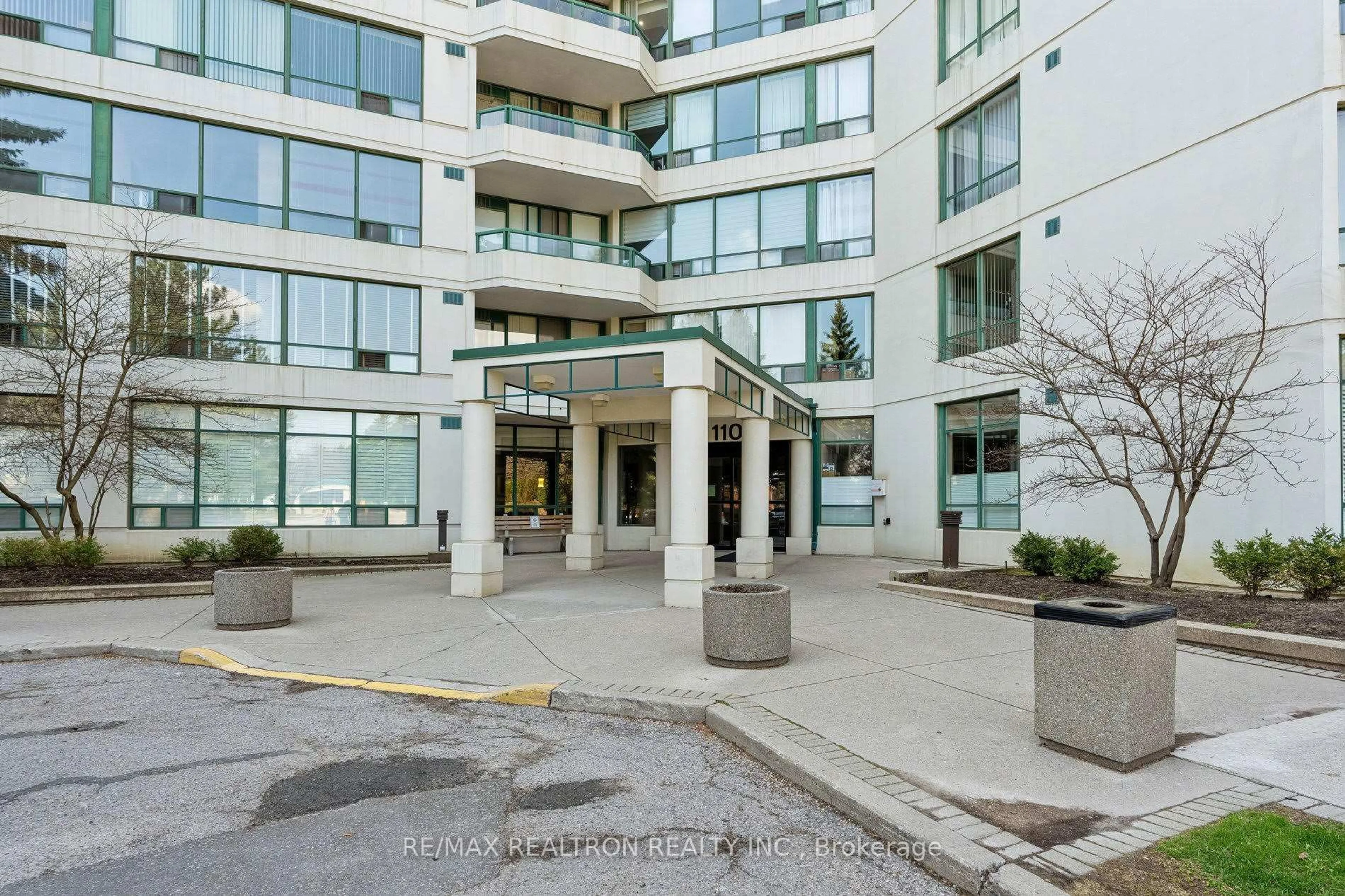 Indoor foyer for 110 Promenade Circ #1004, Vaughan Ontario L4J 7W8