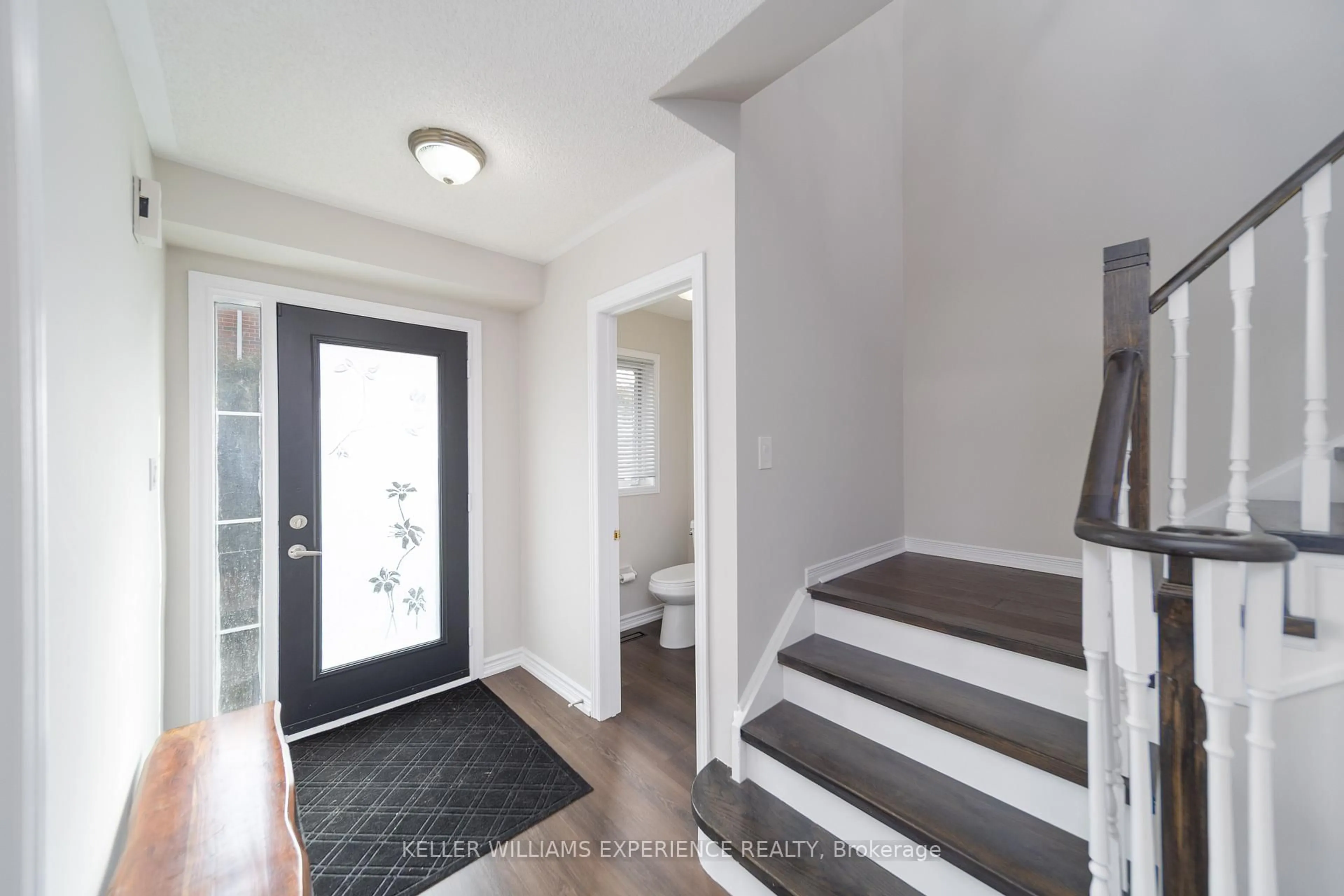 Indoor entryway for 599 Walpole Cres, Newmarket Ontario L3X 2B5