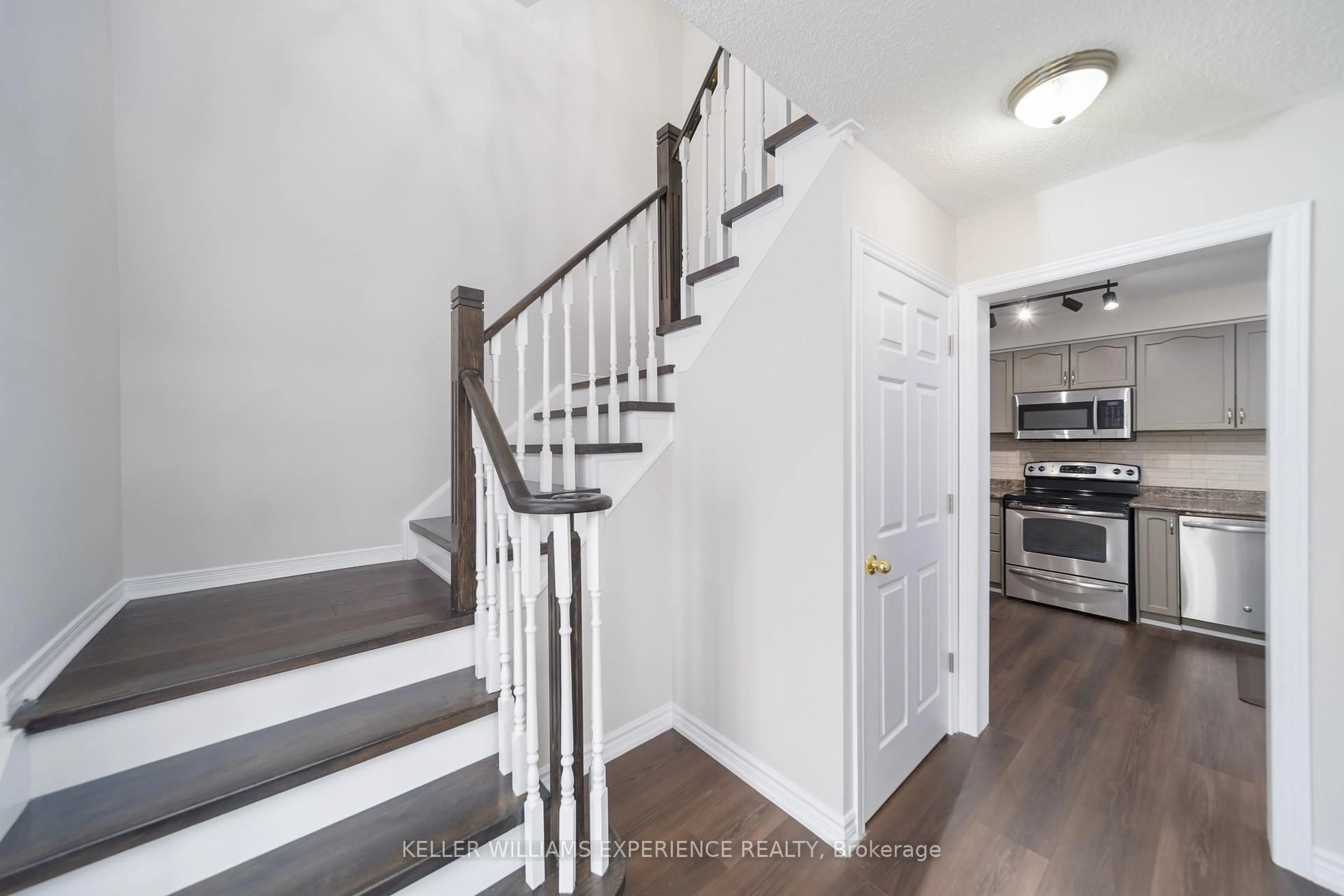 Stairs for 599 Walpole Cres, Newmarket Ontario L3X 2B5