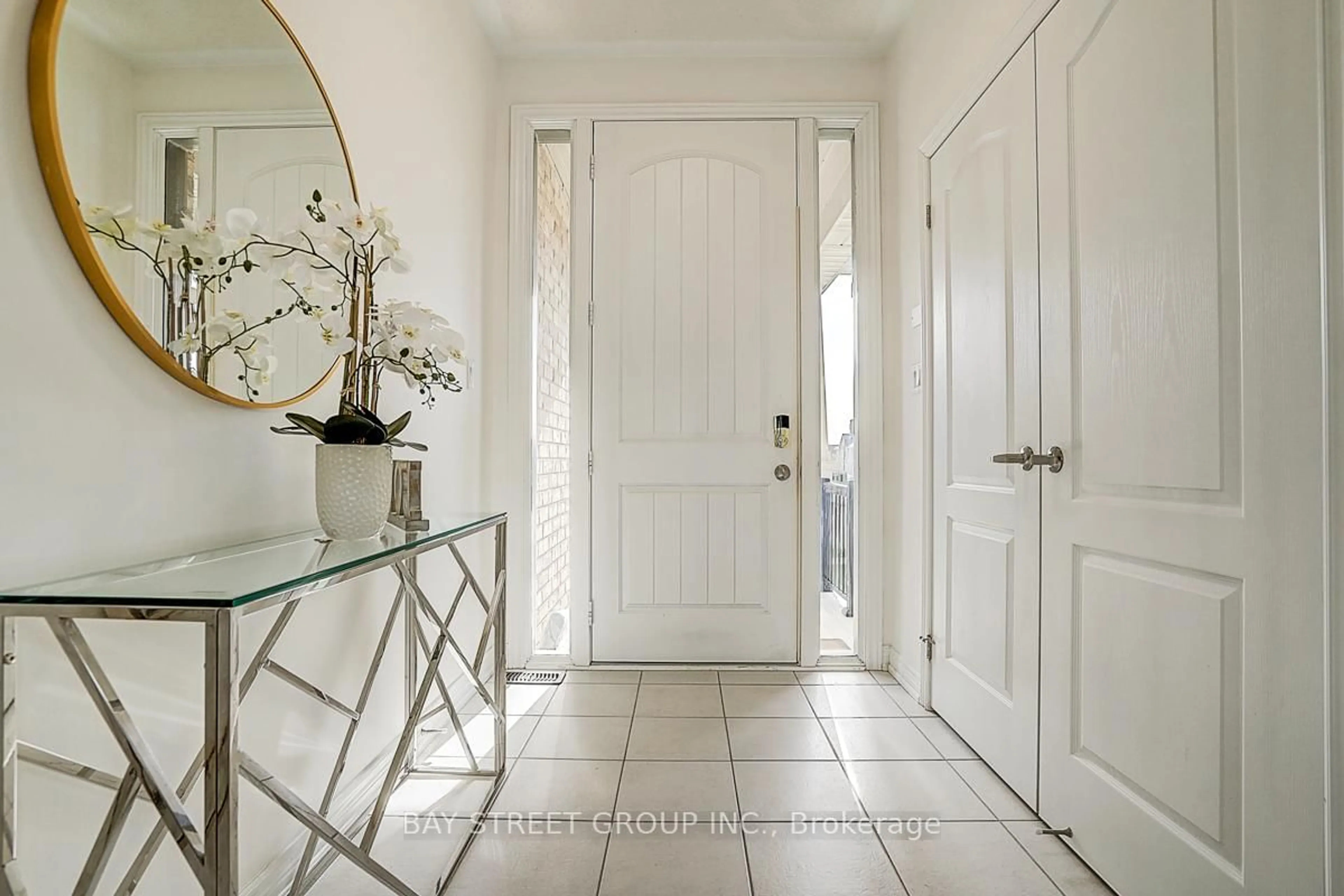 Indoor entryway for 713 Dillman Ave, Newmarket Ontario L3X 0J8