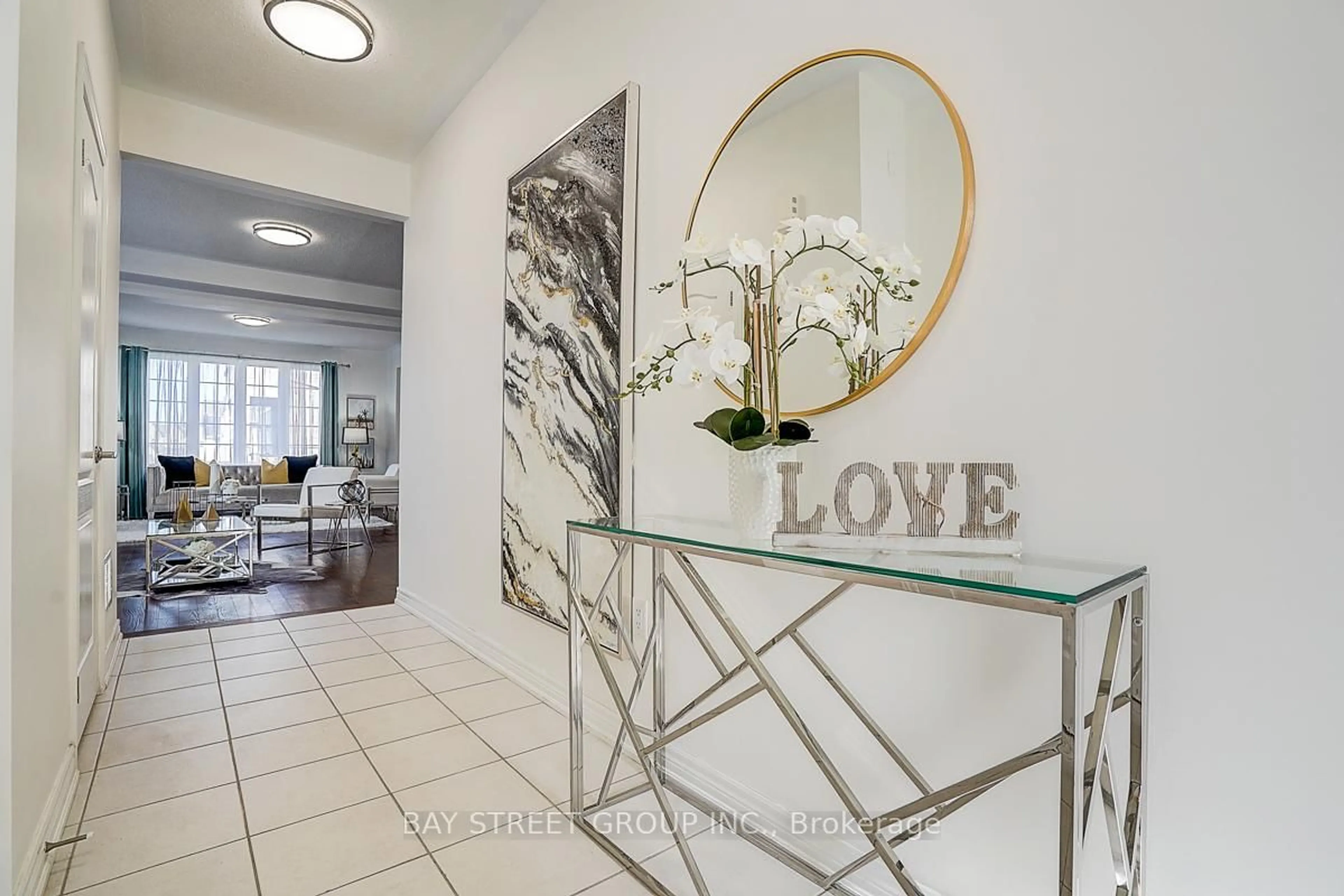 Indoor entryway for 713 Dillman Ave, Newmarket Ontario L3X 0J8