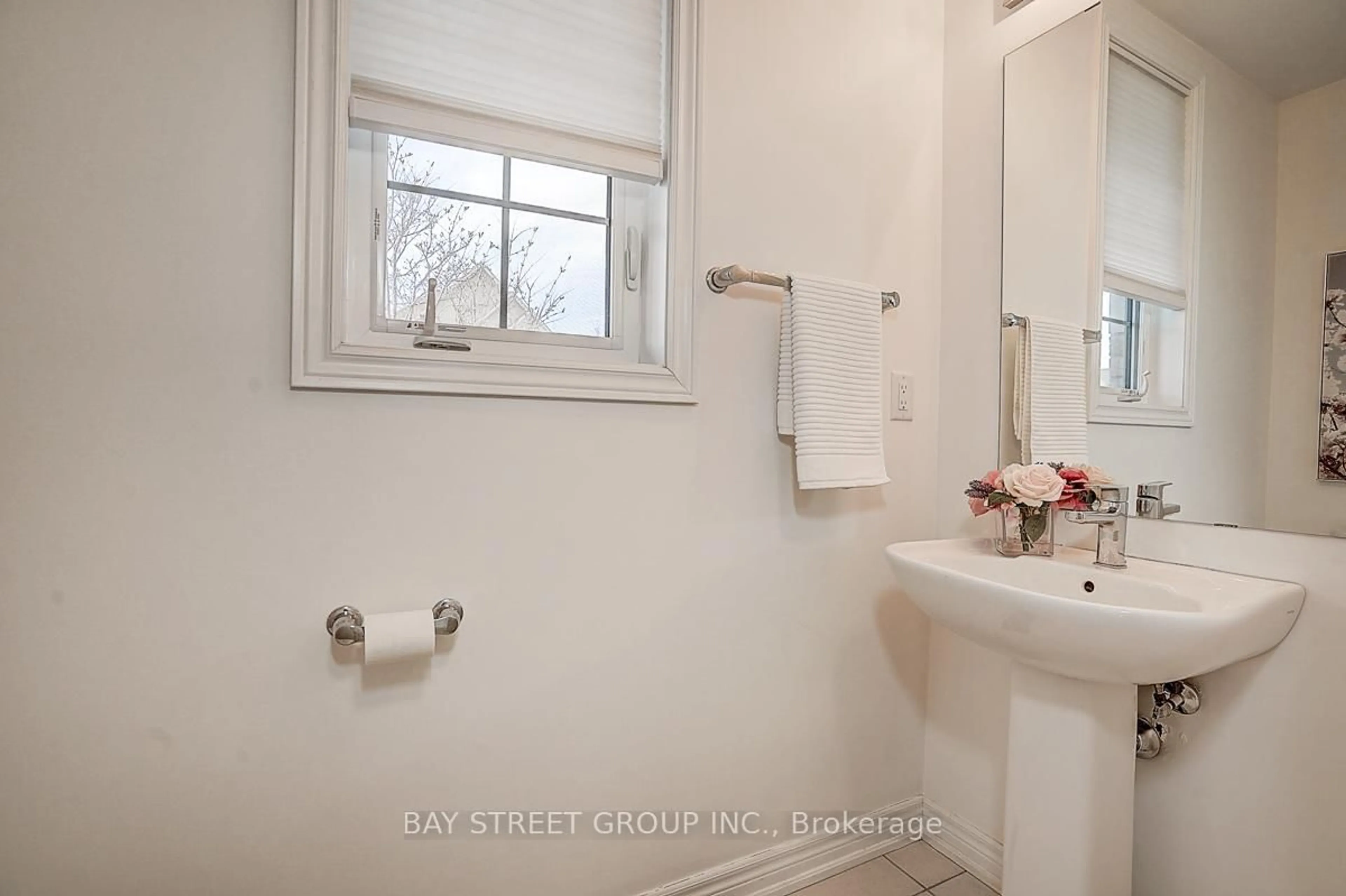 Standard bathroom, ceramic/tile floor for 713 Dillman Ave, Newmarket Ontario L3X 0J8