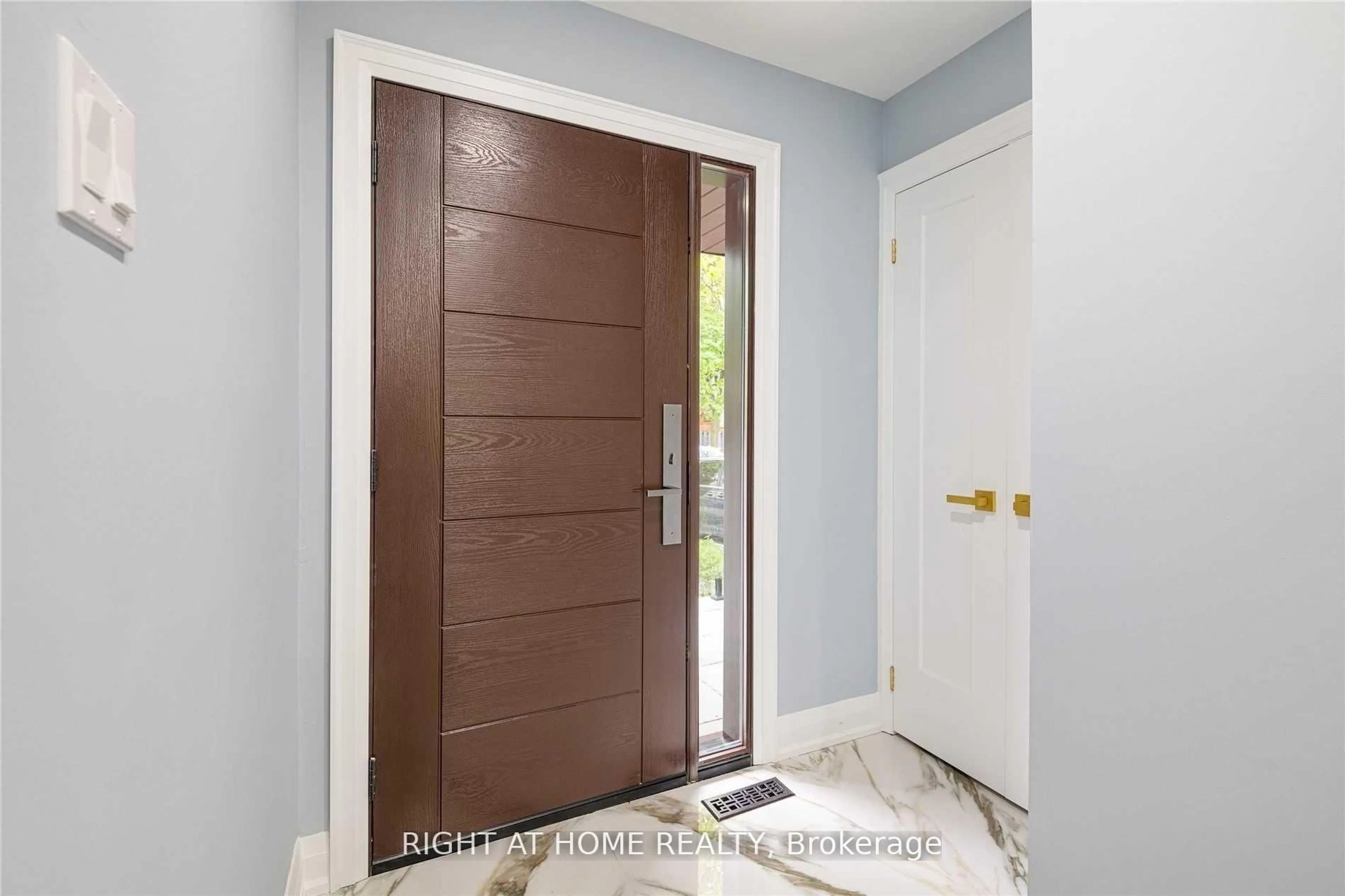 Indoor entryway for 11 Michael Dr, Richmond Hill Ontario L4C 5W6