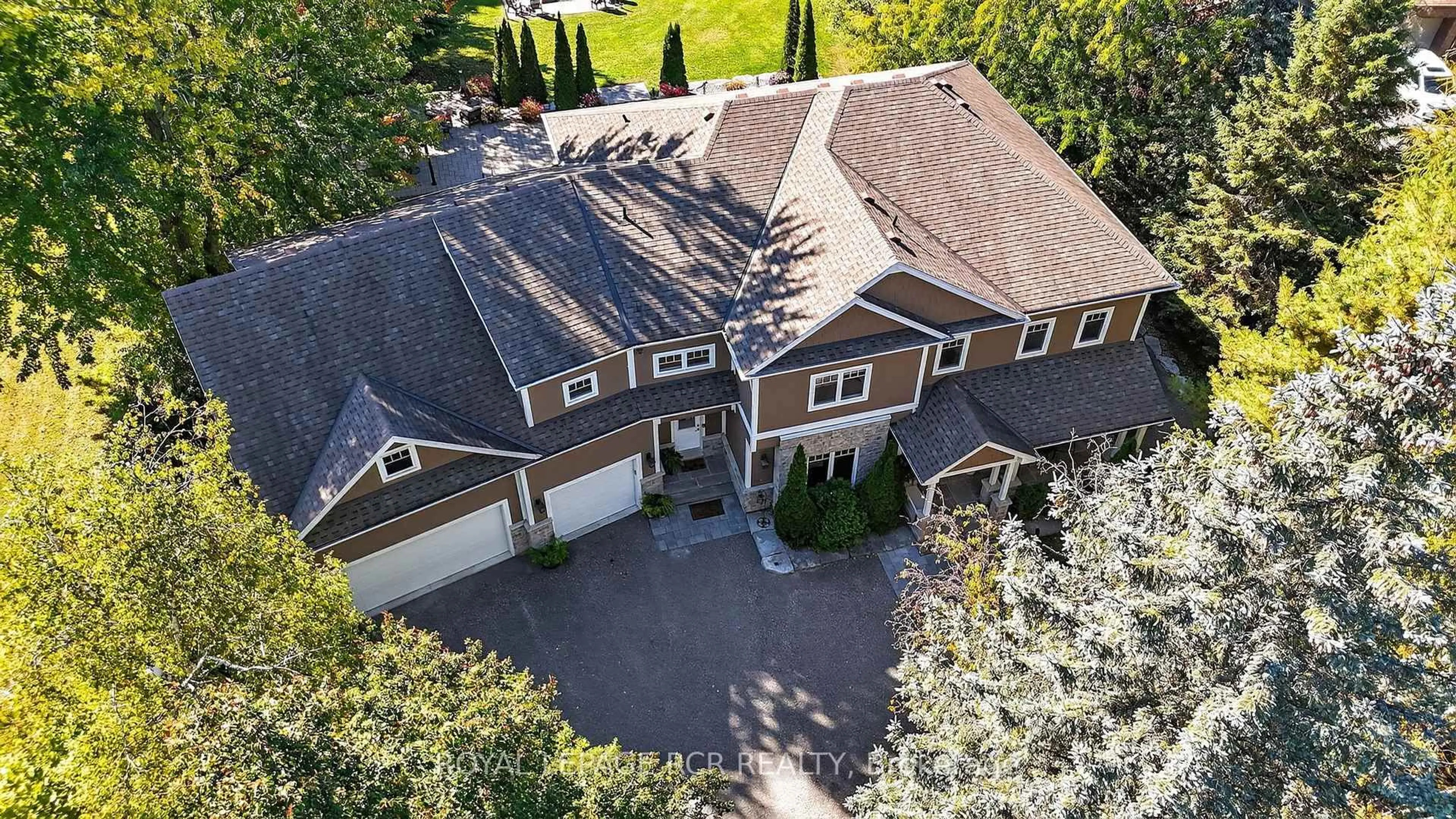 A pic from outside/outdoor area/front of a property/back of a property/a pic from drone, street for 20572 Yonge St, East Gwillimbury Ontario L9N 0J7