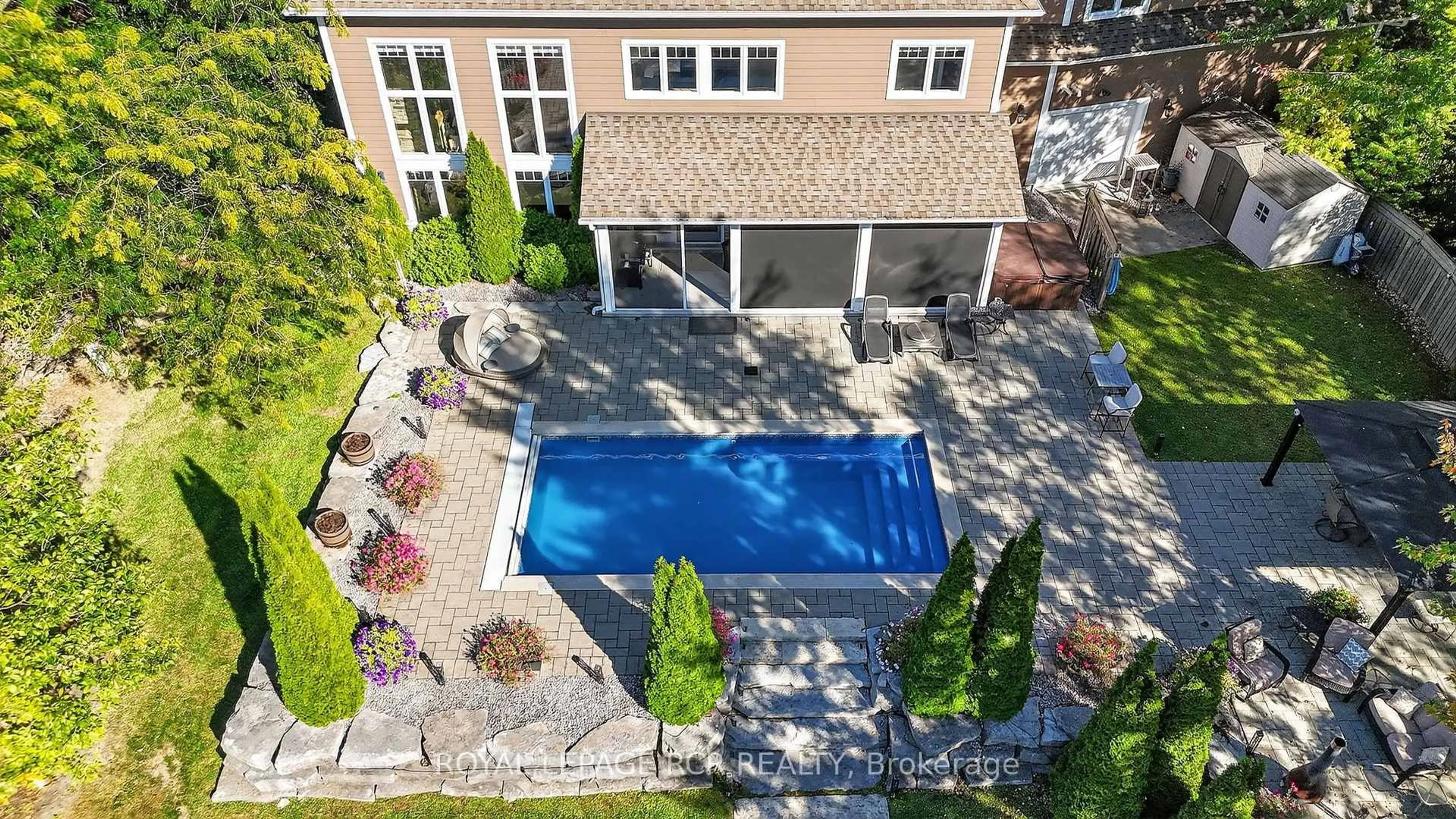 Pool for 20572 Yonge St, East Gwillimbury Ontario L9N 0J7