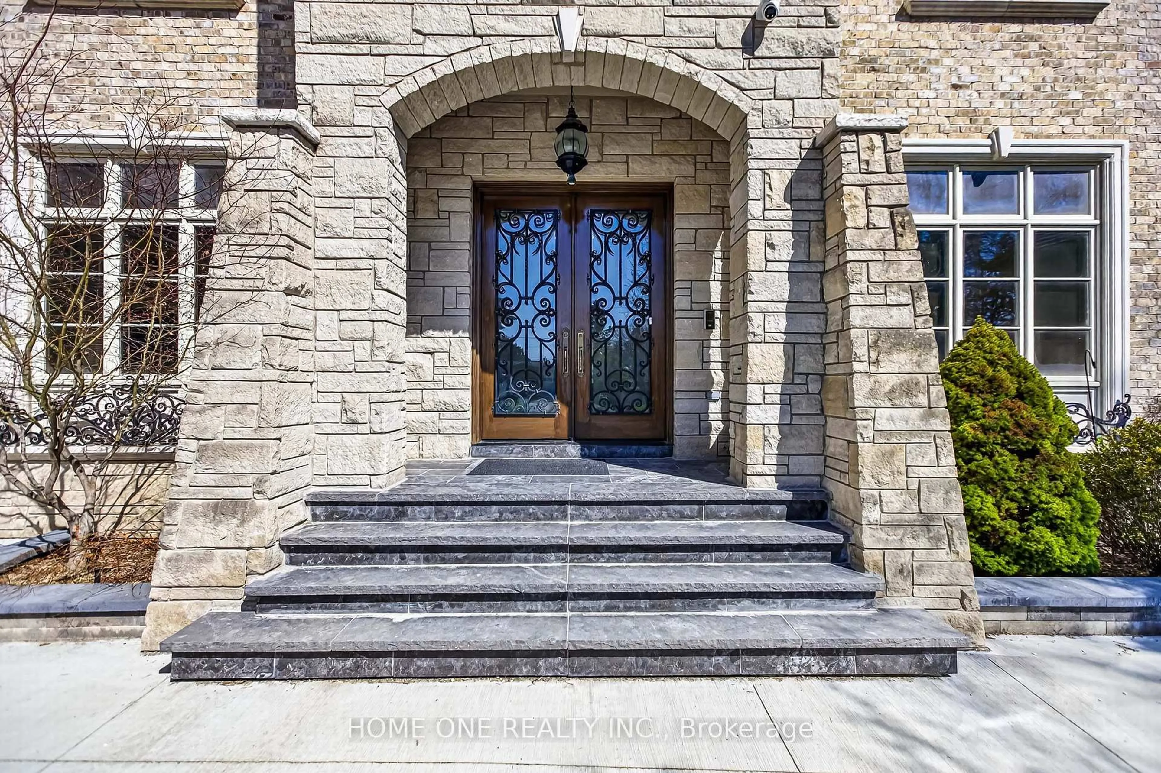 Indoor entryway for 198 May Ave, Richmond Hill Ontario L4C 3S6