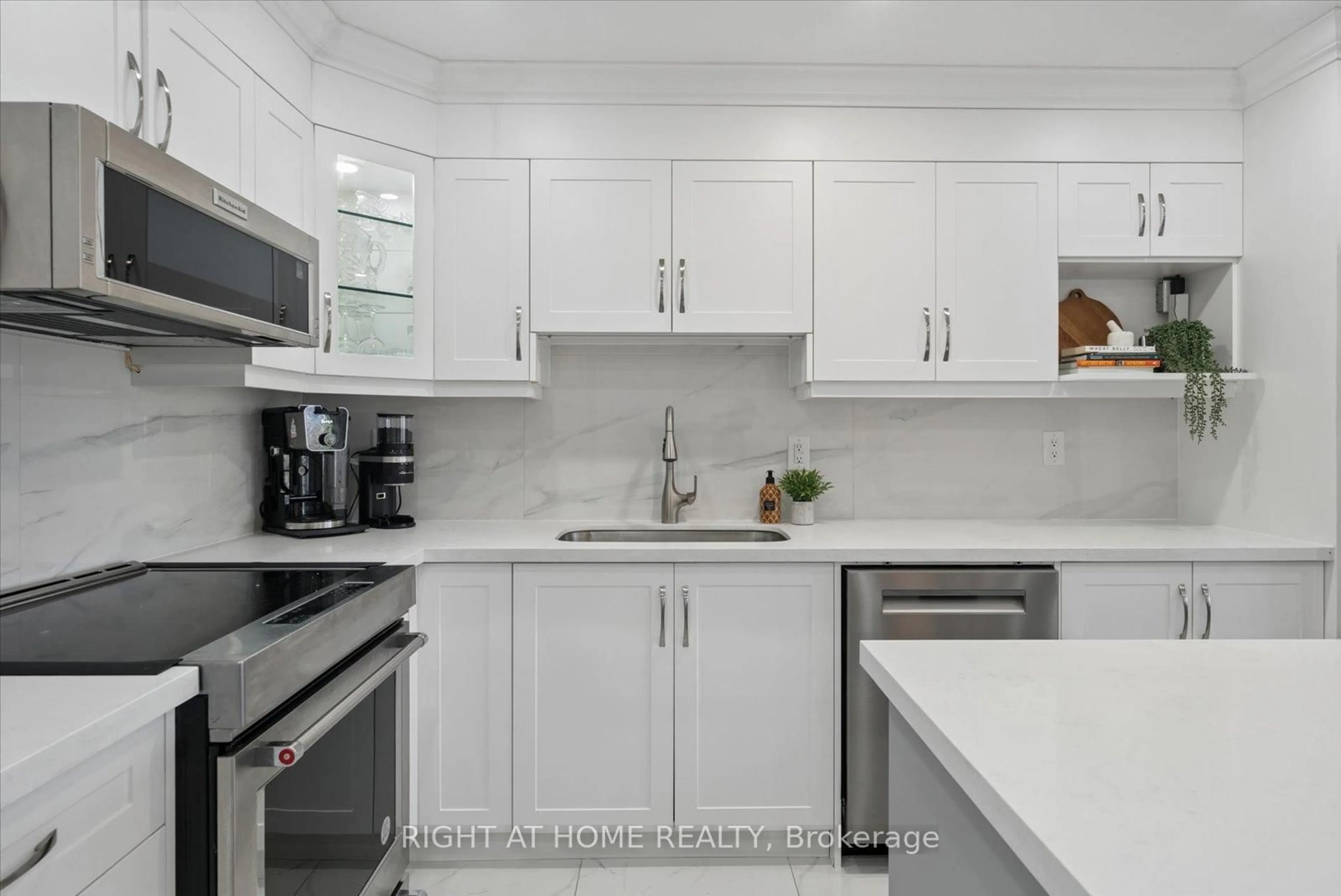 Standard kitchen, ceramic/tile floor for 70 Baif Blvd #409, Richmond Hill Ontario L4C 5L2